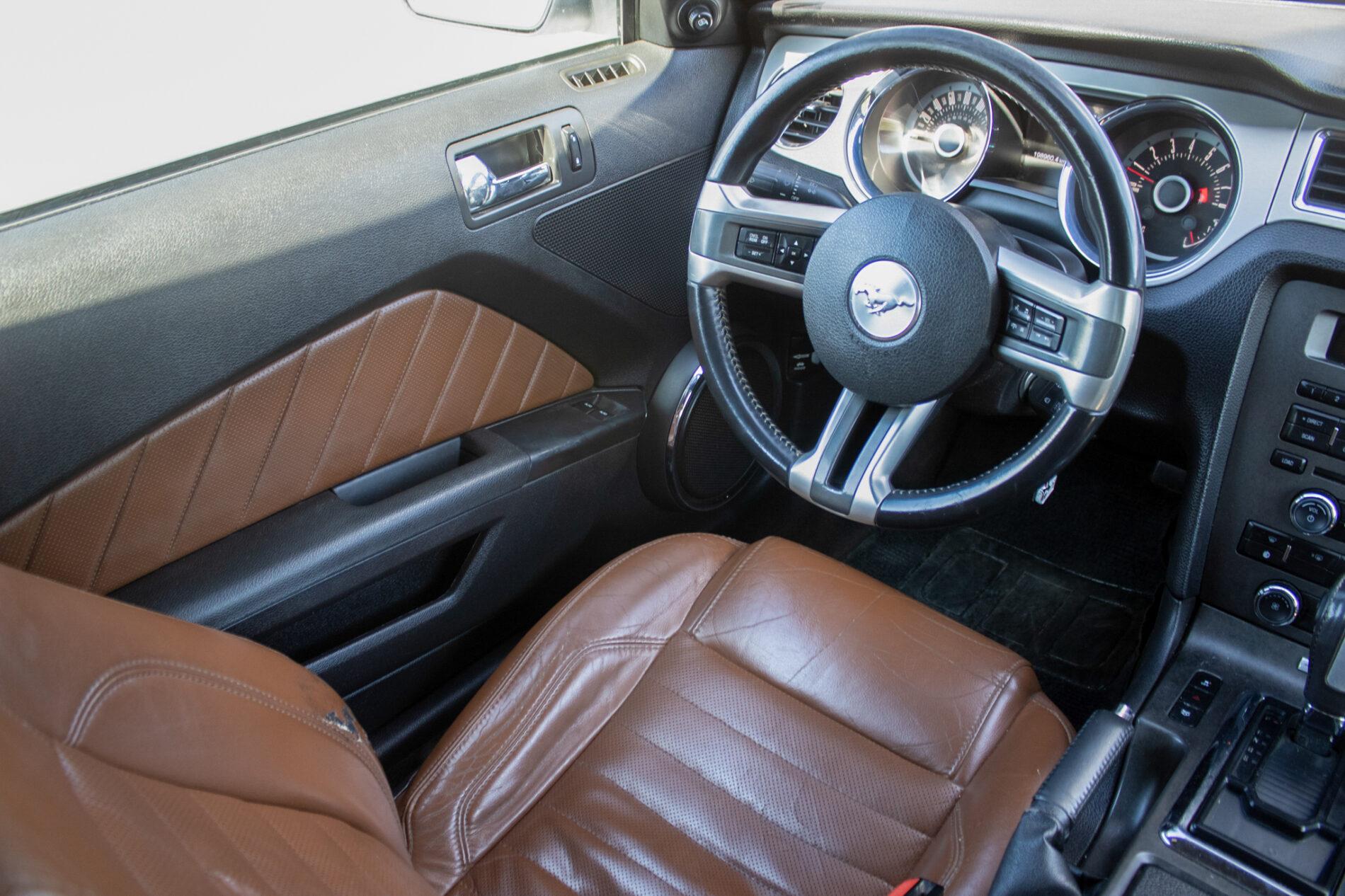 2012 Ford Mustang, biela kupé, 198 960 km