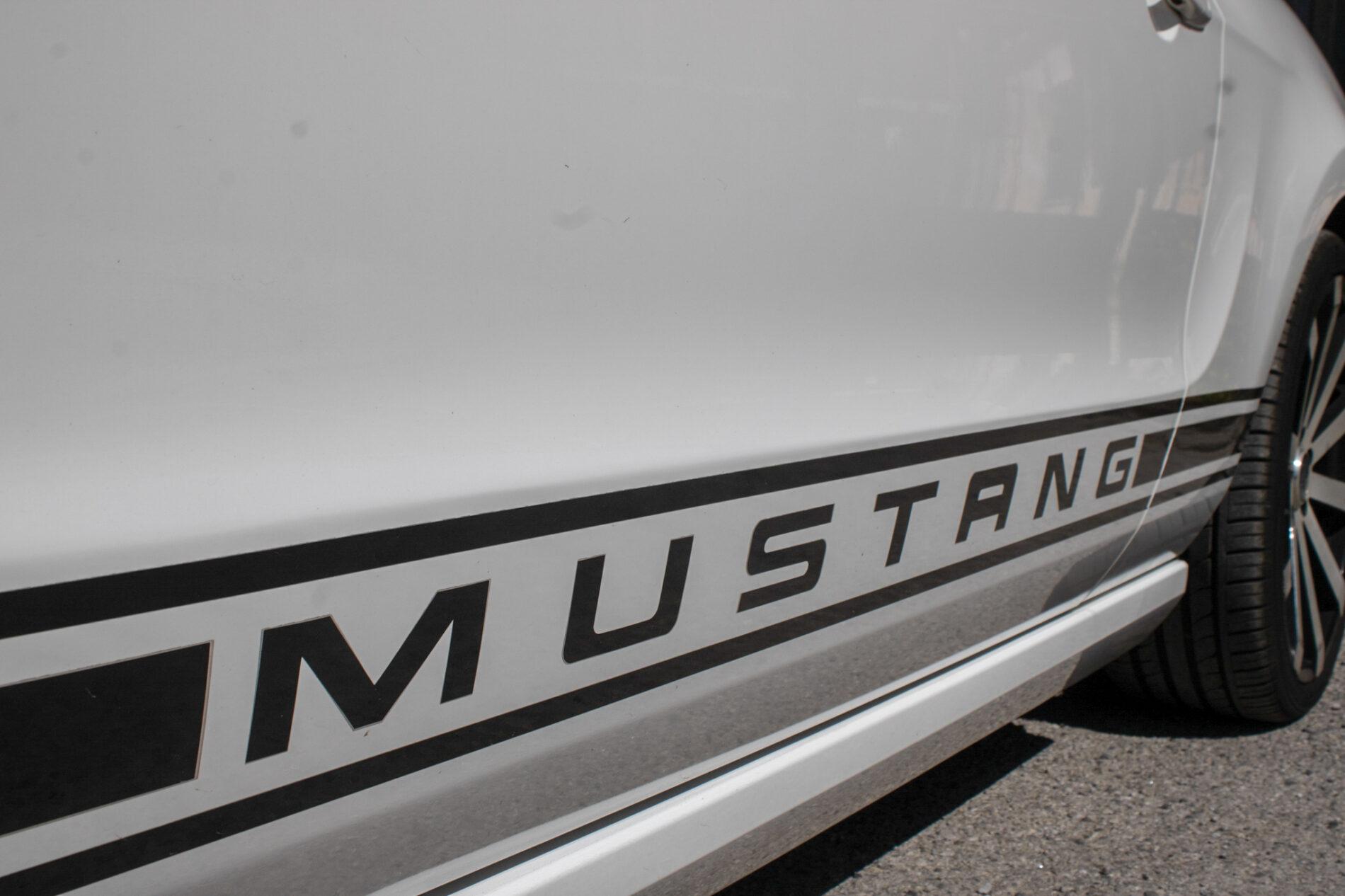 2012 Ford Mustang, biela kupé, 198 960 km