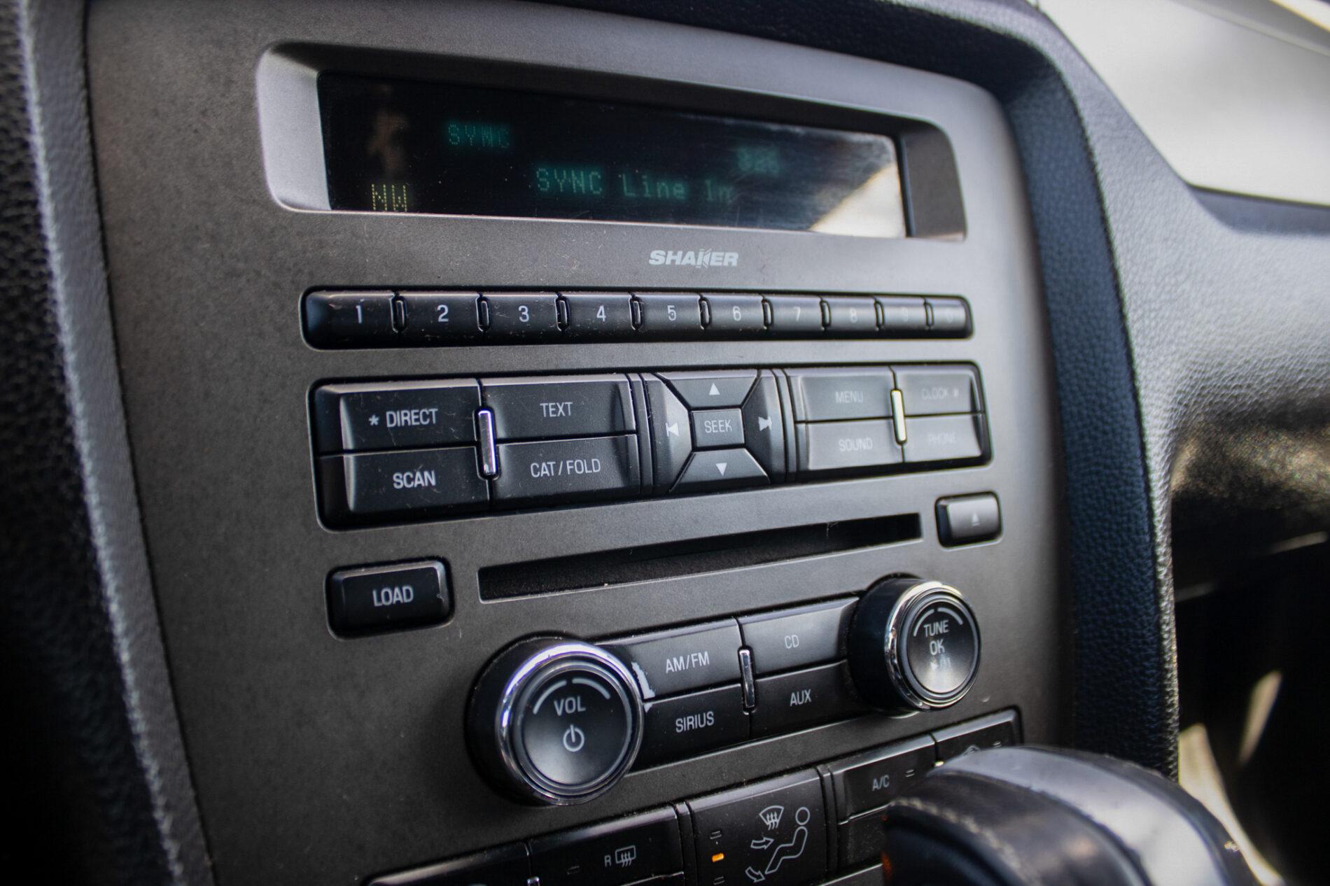 2012 Ford Mustang, biela kupé, 198 960 km