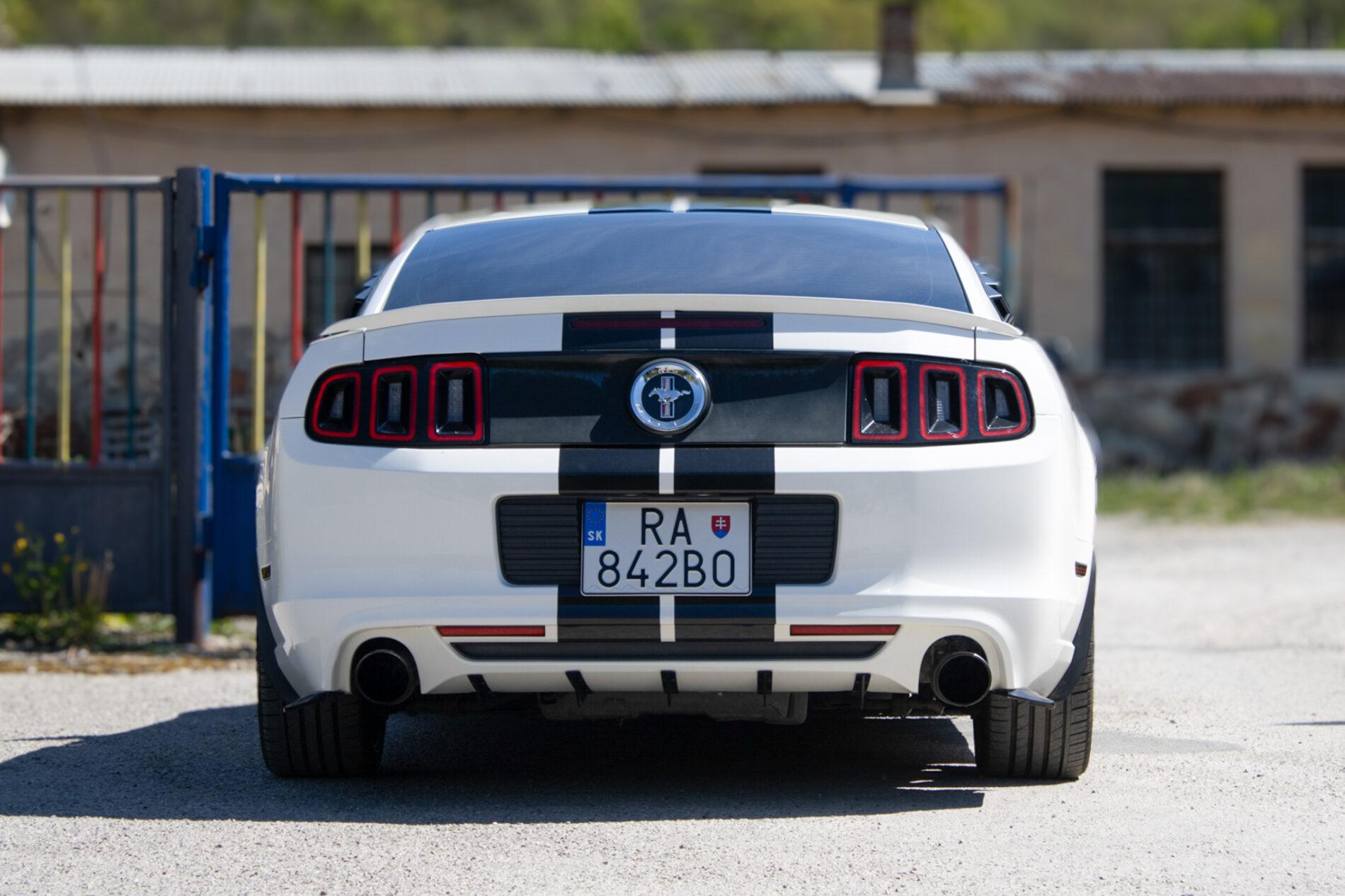2012 Ford Mustang, biela kupé, 198 960 km