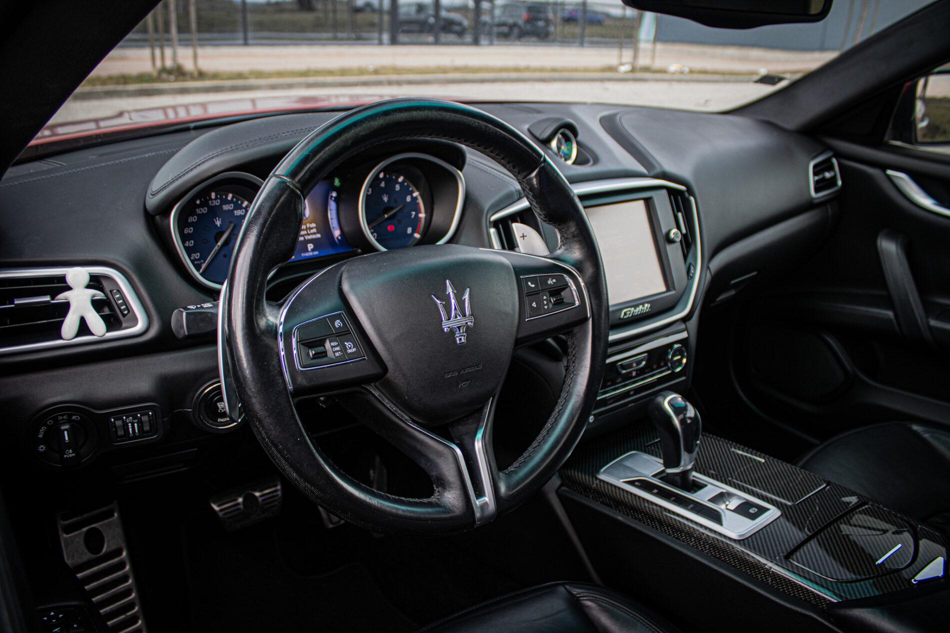 2014 Maserati Ghibli, červená sedan, 114 256 km