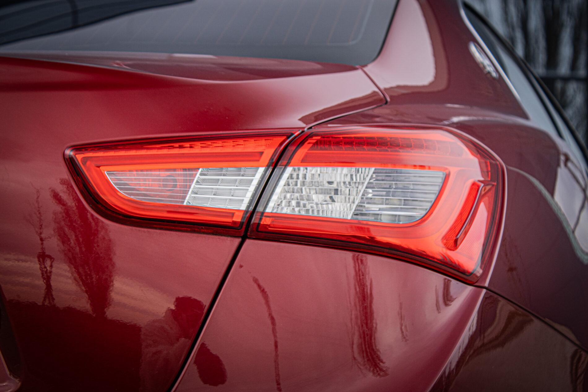 2014 Maserati Ghibli, červená sedan, 114 256 km