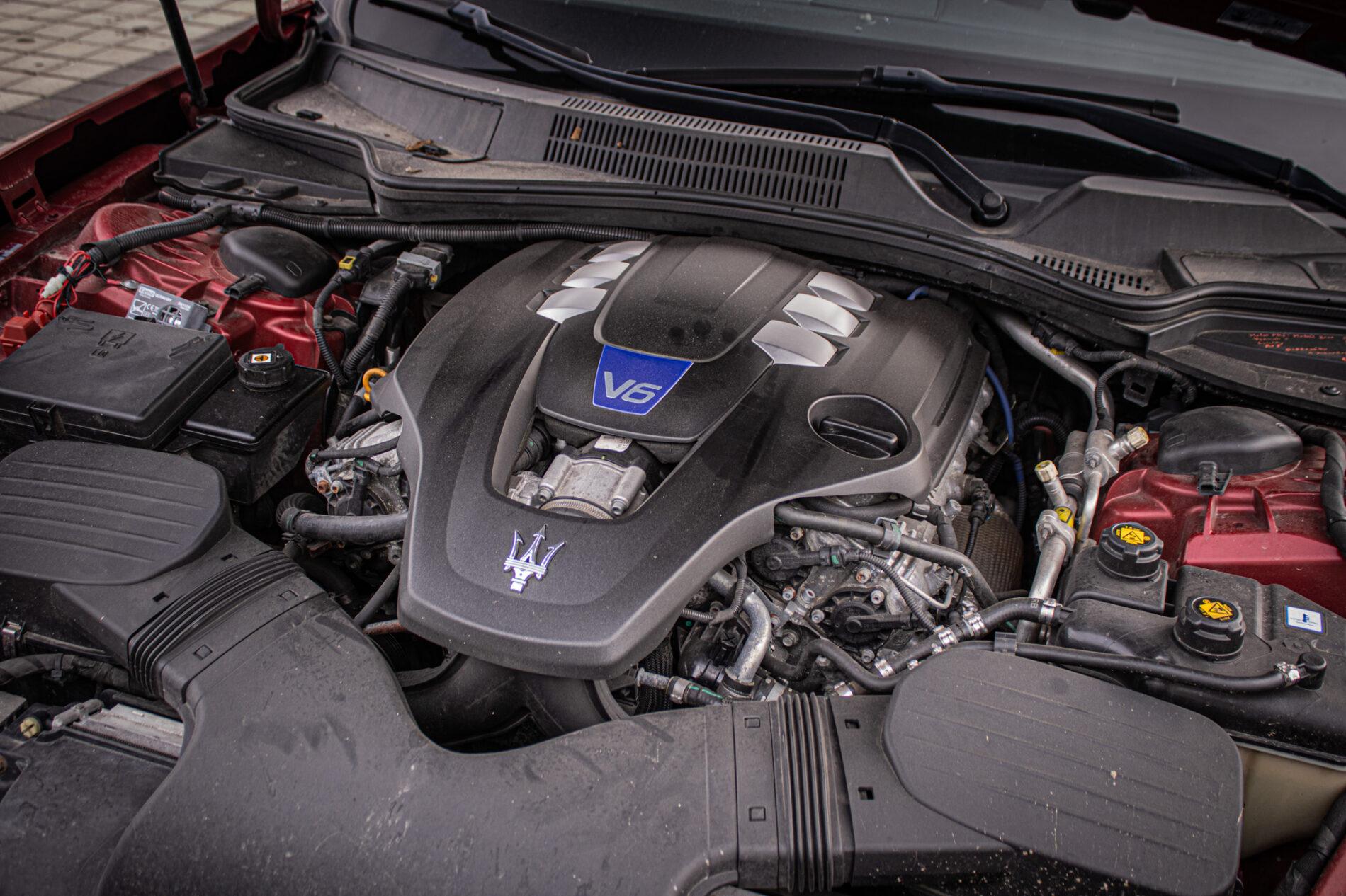 2014 Maserati Ghibli, červená sedan, 114 256 km