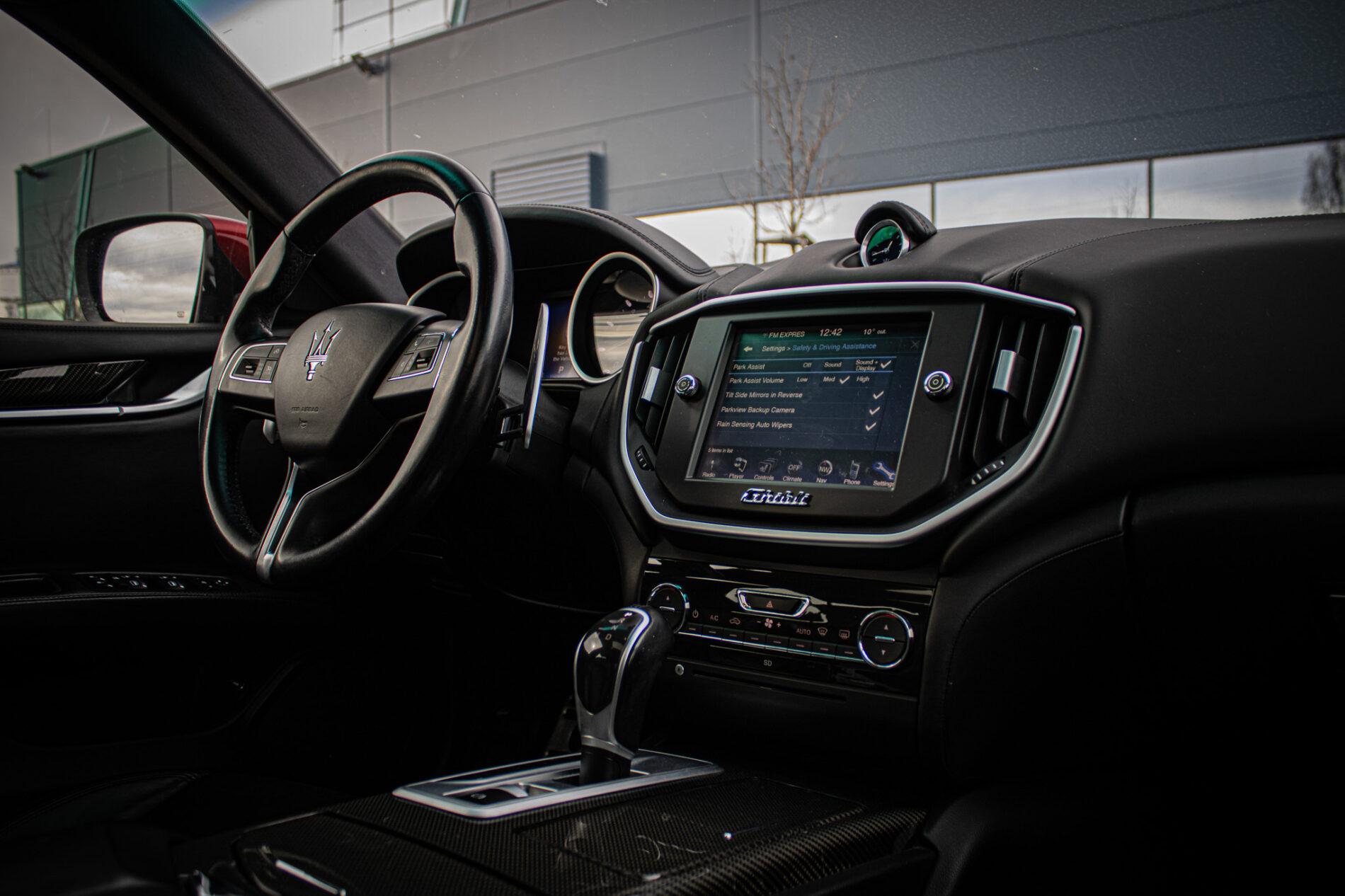 2014 Maserati Ghibli, červená sedan, 114 256 km