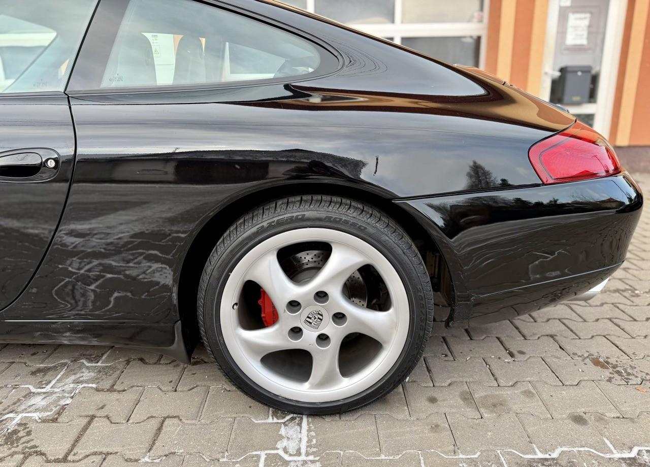 2001 Porsche 996 Carrera / 4, čierna kupé, 141 977 km