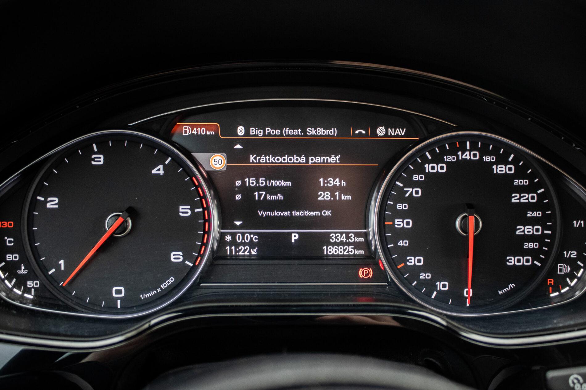 2016 AUDI A8, čierna sedan, 186 825 km
