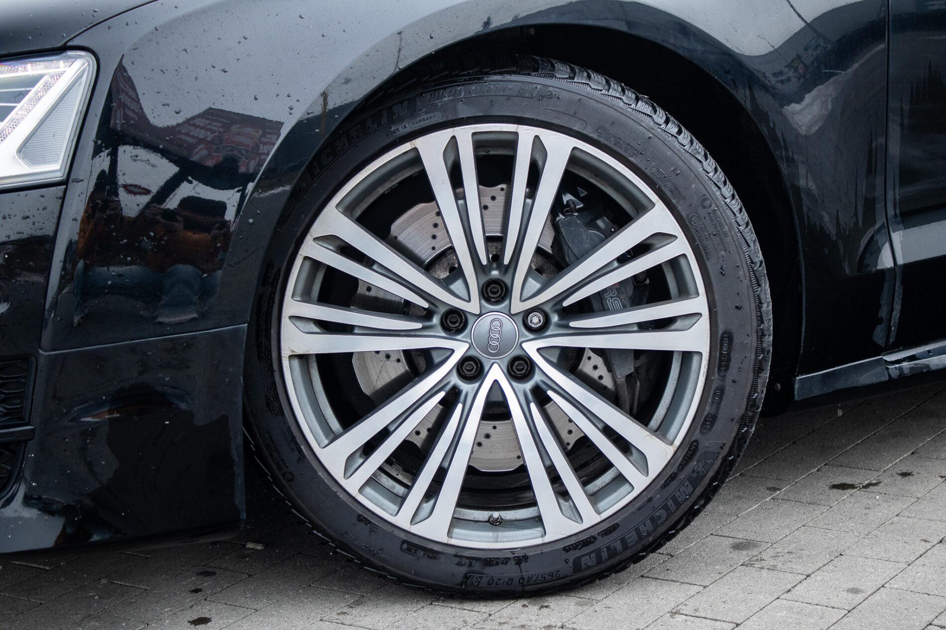 2016 AUDI A8, čierna sedan, 186 825 km