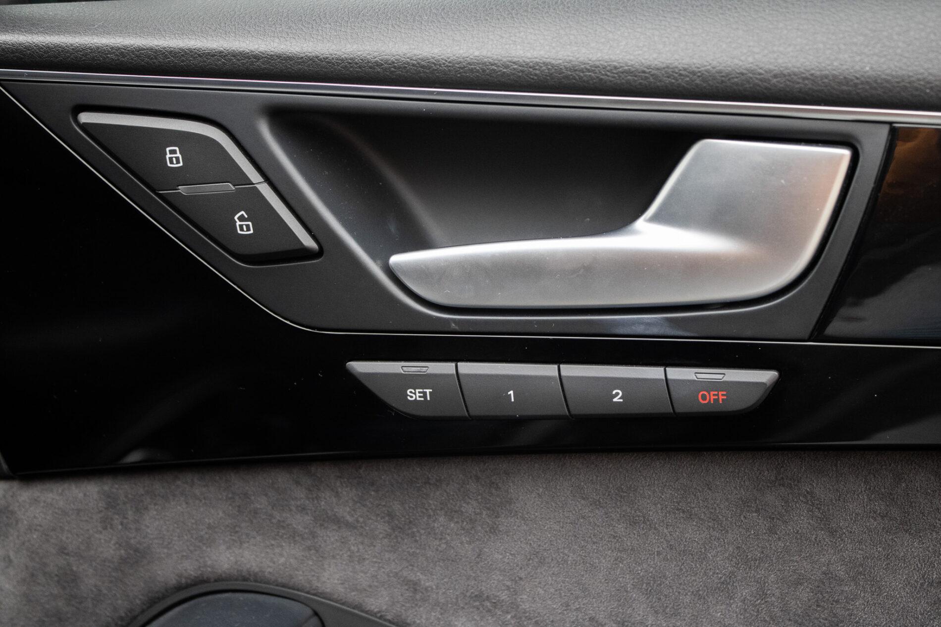 2016 AUDI A8, čierna sedan, 186 825 km