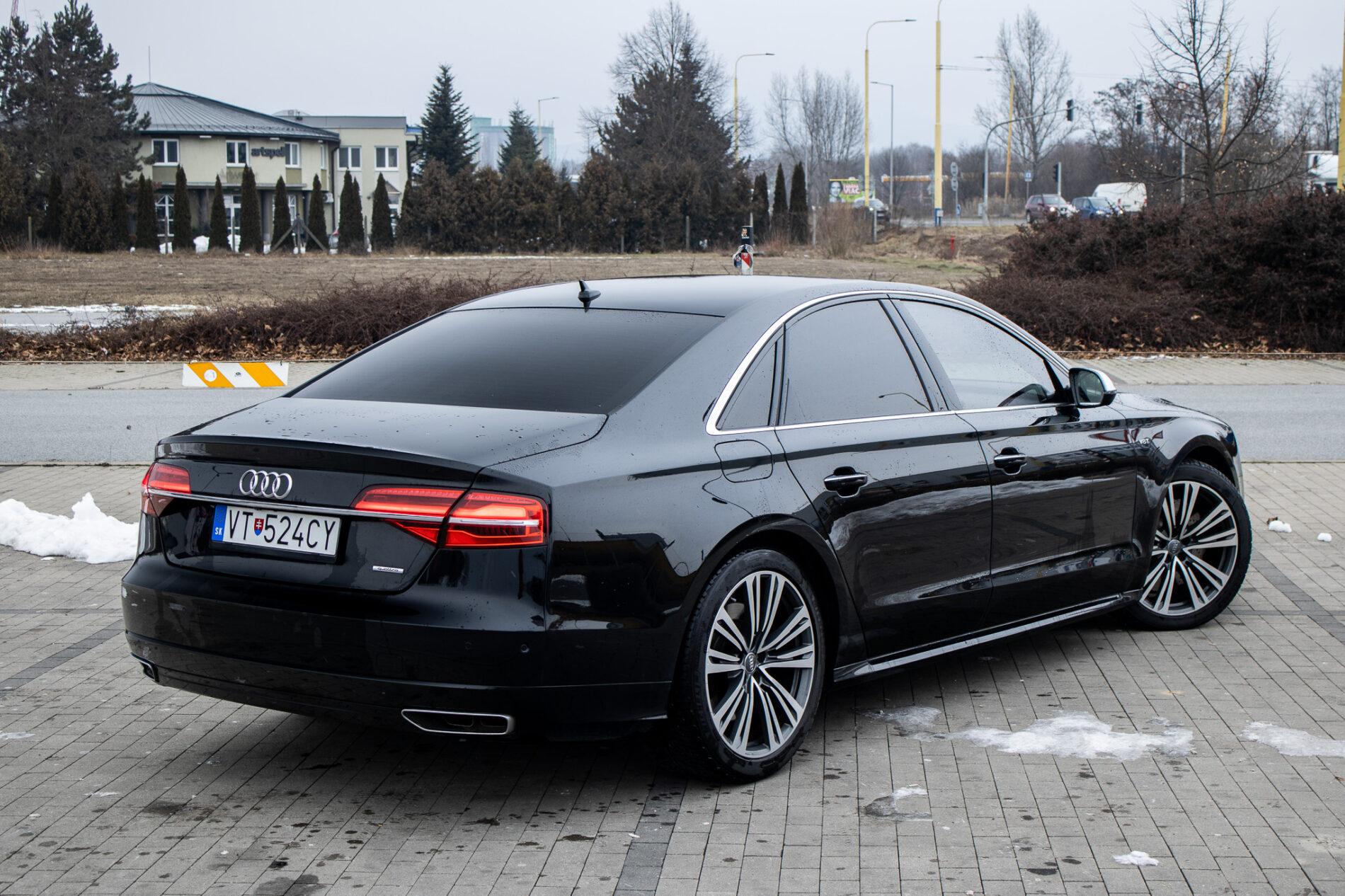 2016 AUDI A8, čierna sedan, 186 825 km