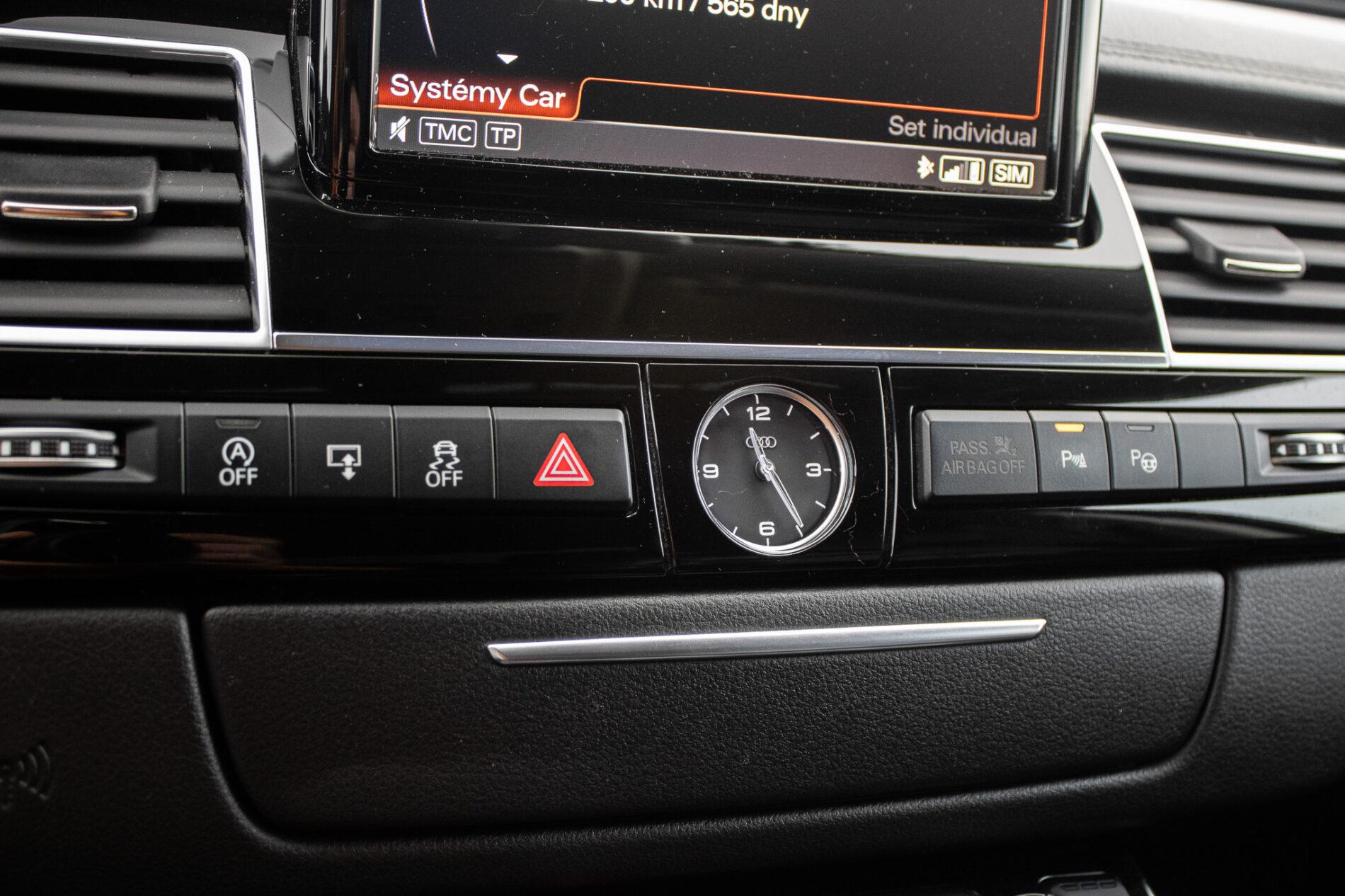 2016 AUDI A8, čierna sedan, 186 825 km