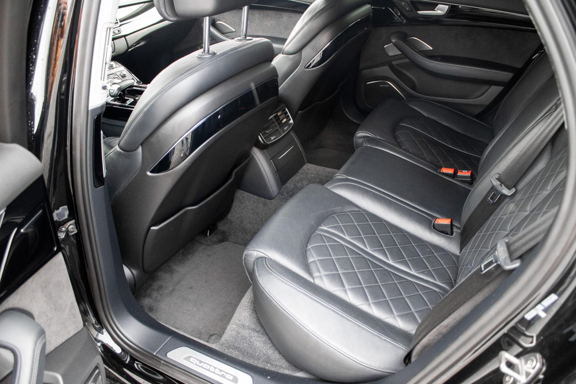 2016 AUDI A8, čierna sedan, 186 825 km