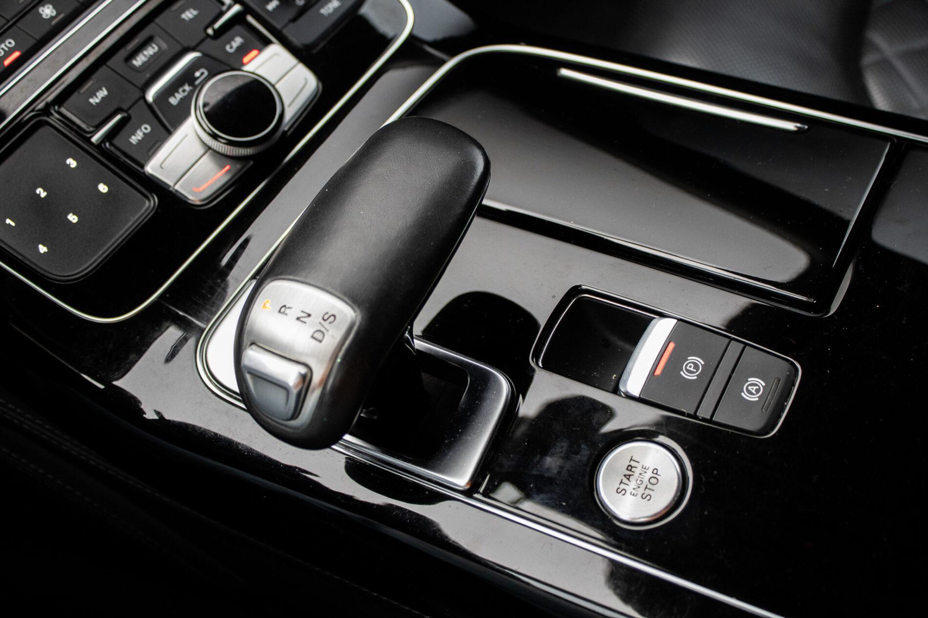 2016 AUDI A8, čierna sedan, 186 825 km