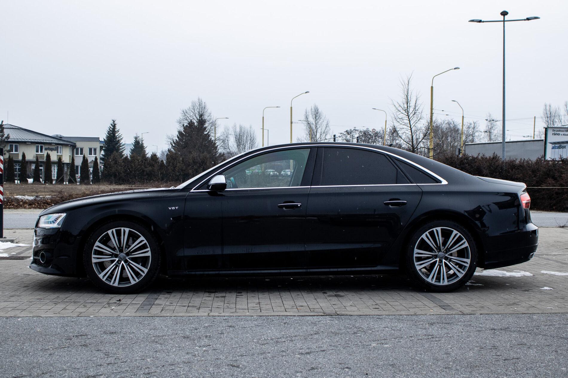 2016 AUDI A8, čierna sedan, 186 825 km