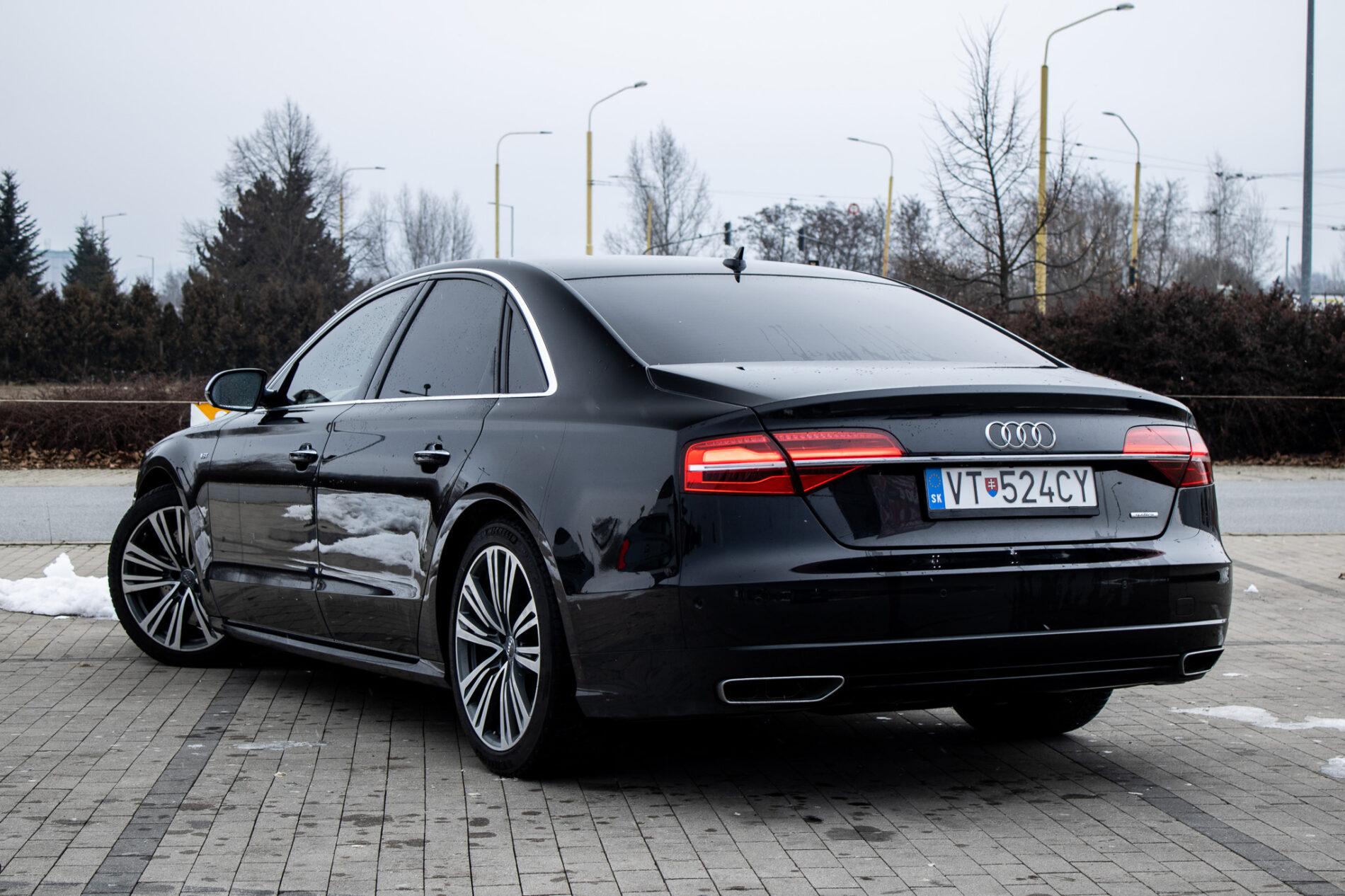 2016 AUDI A8, čierna sedan, 186 825 km