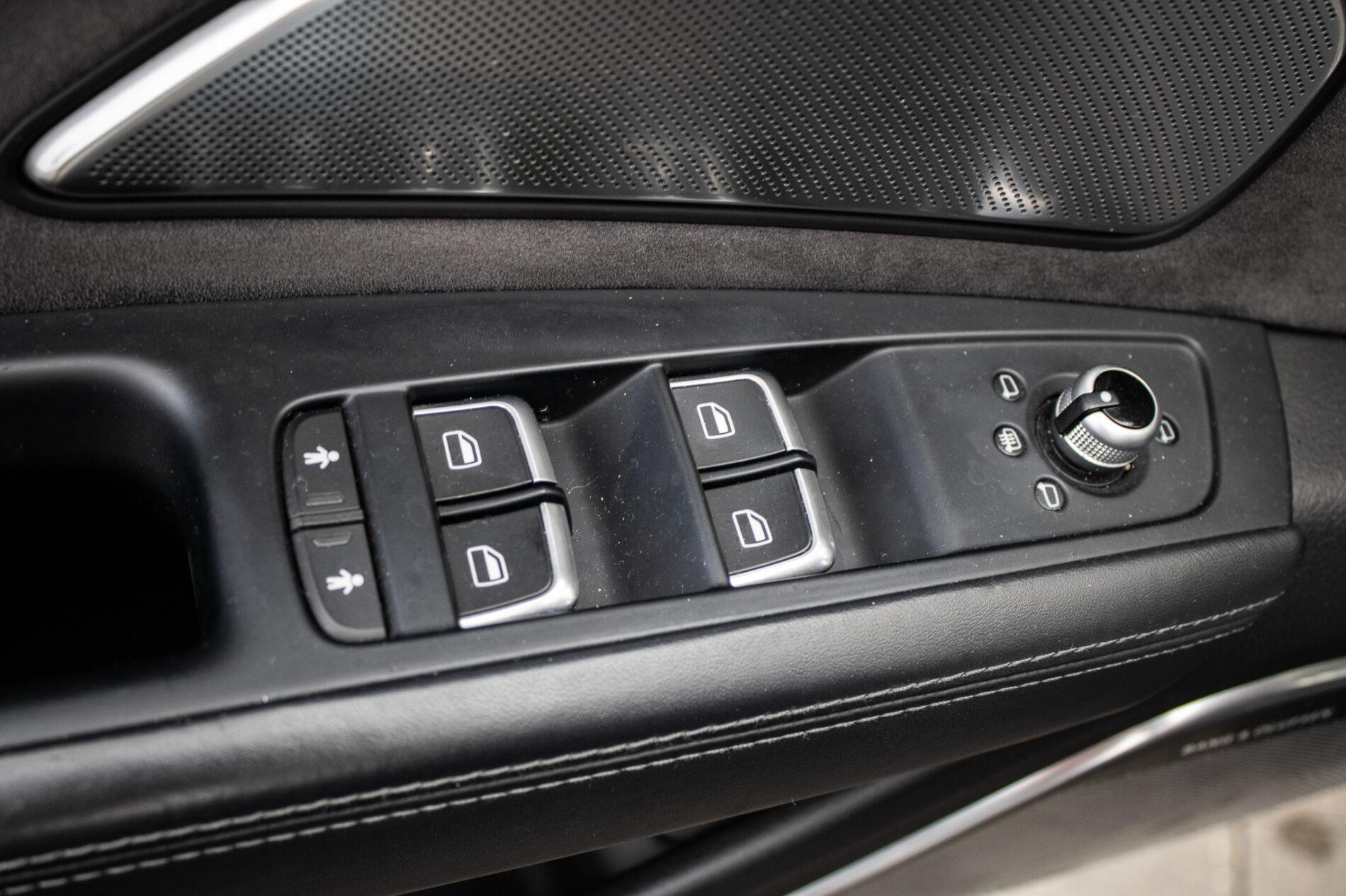 2016 AUDI A8, čierna sedan, 186 825 km