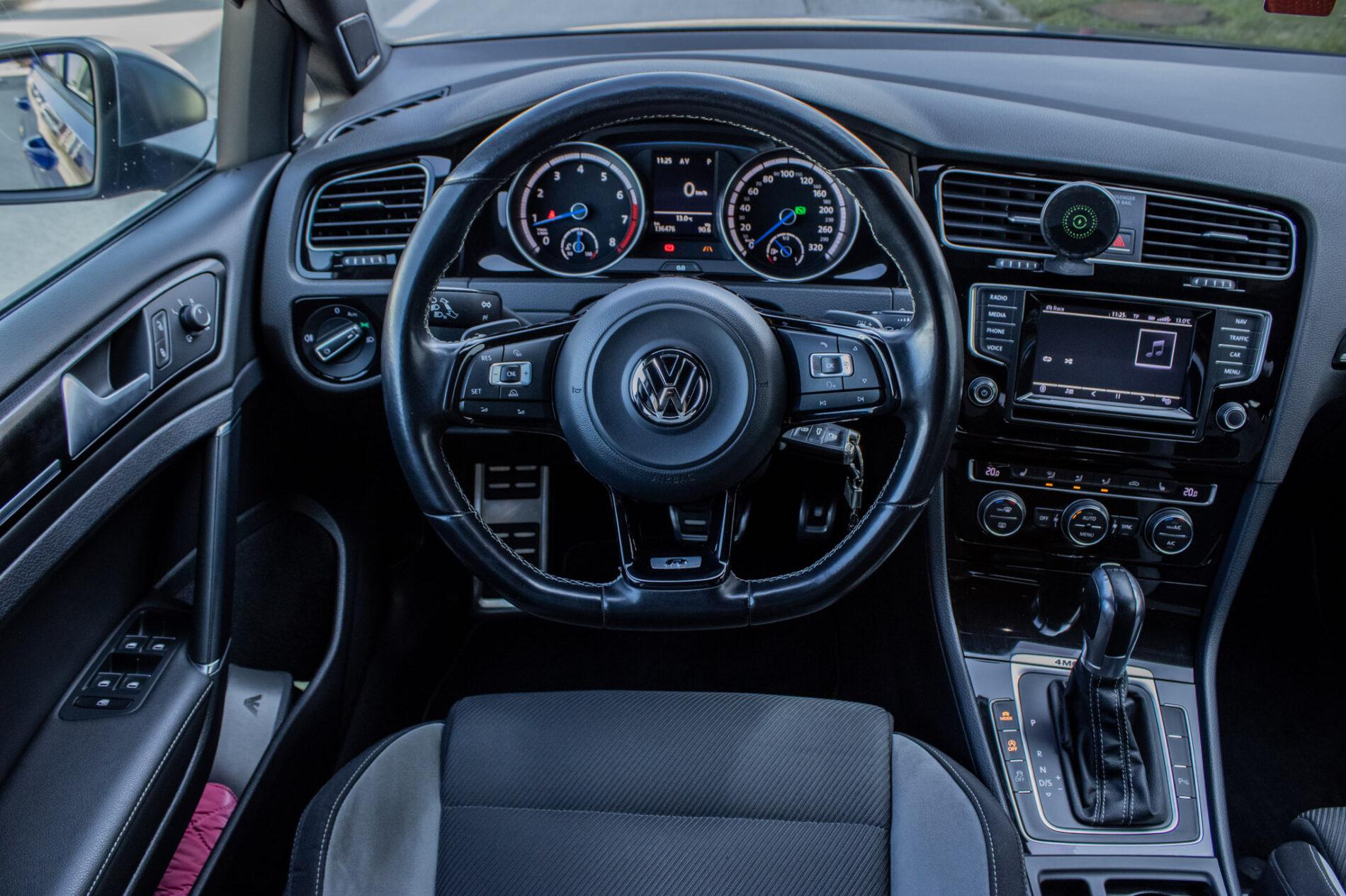 2015 Volkswagen Golf R, modrá hatchback, 136 476 km