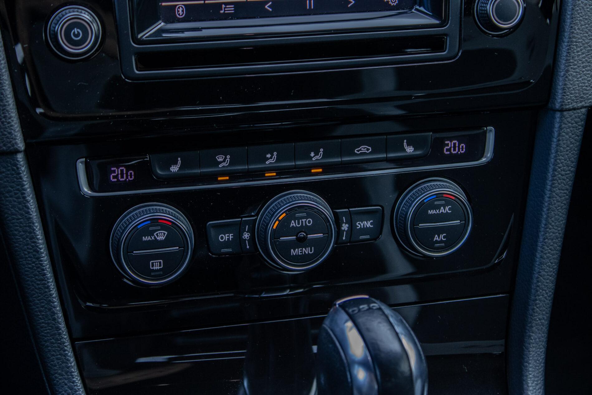 2015 Volkswagen Golf R, modrá hatchback, 136 476 km