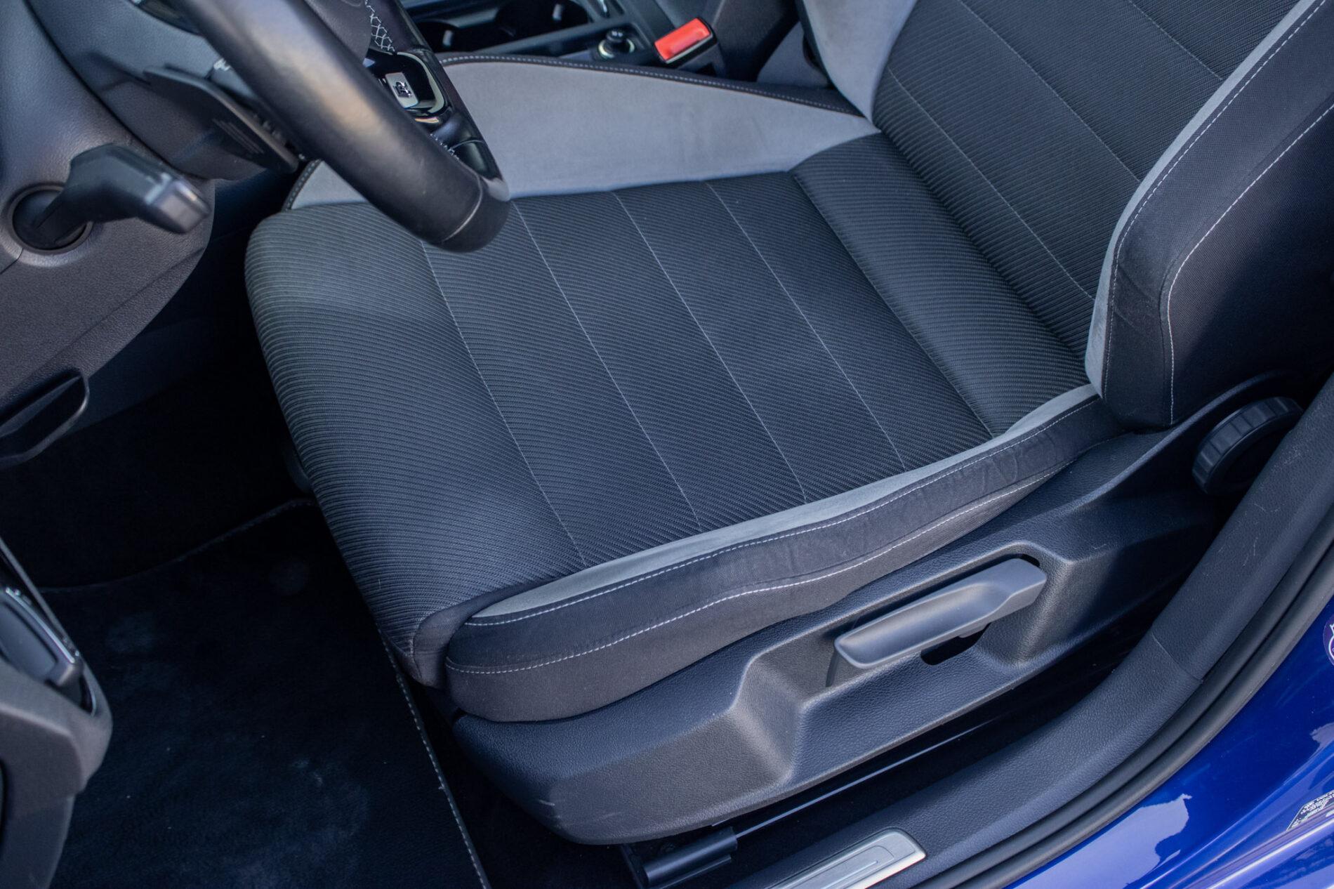 2015 Volkswagen Golf R, modrá hatchback, 136 476 km