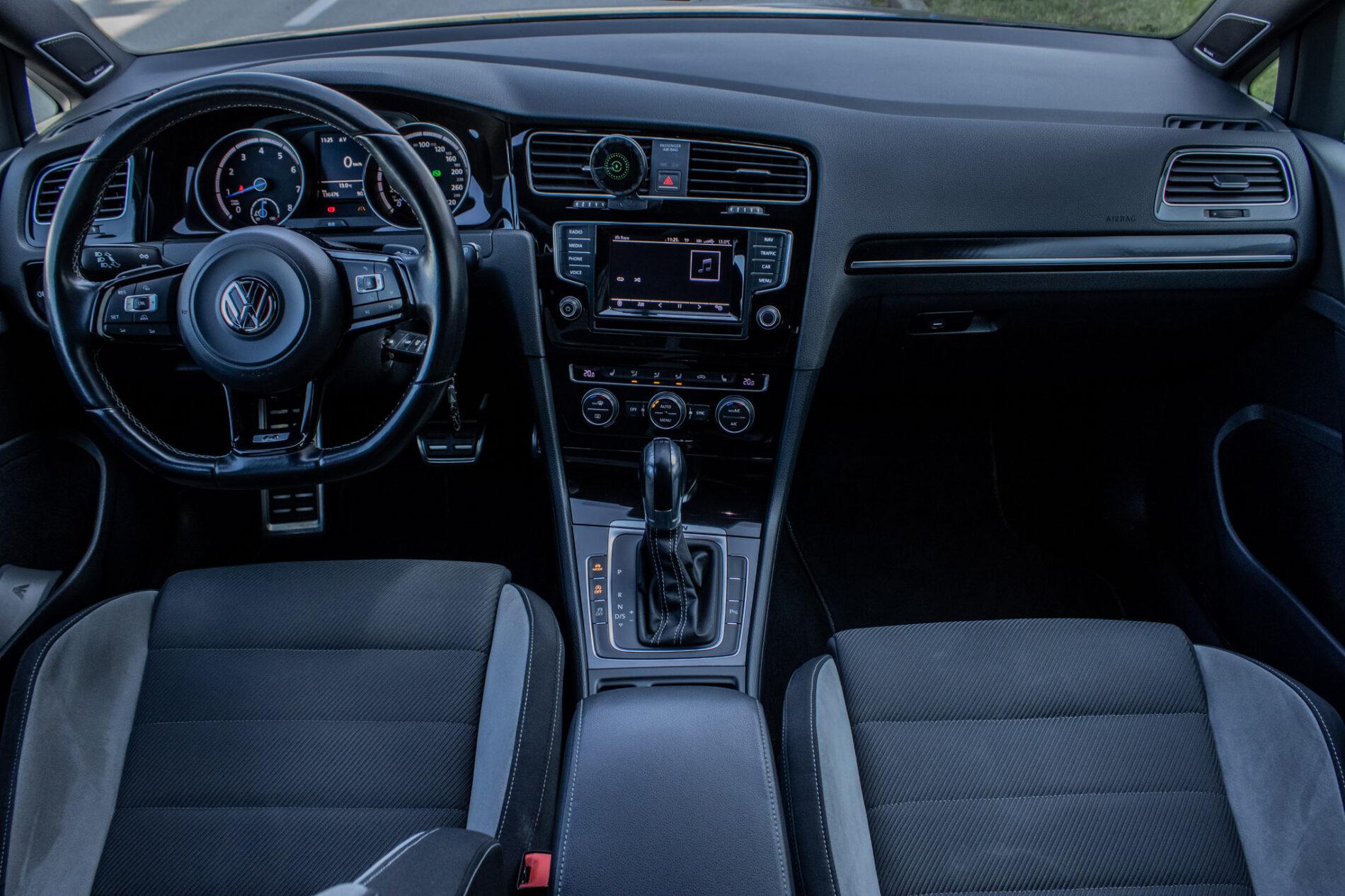 2015 Volkswagen Golf R, modrá hatchback, 136 476 km