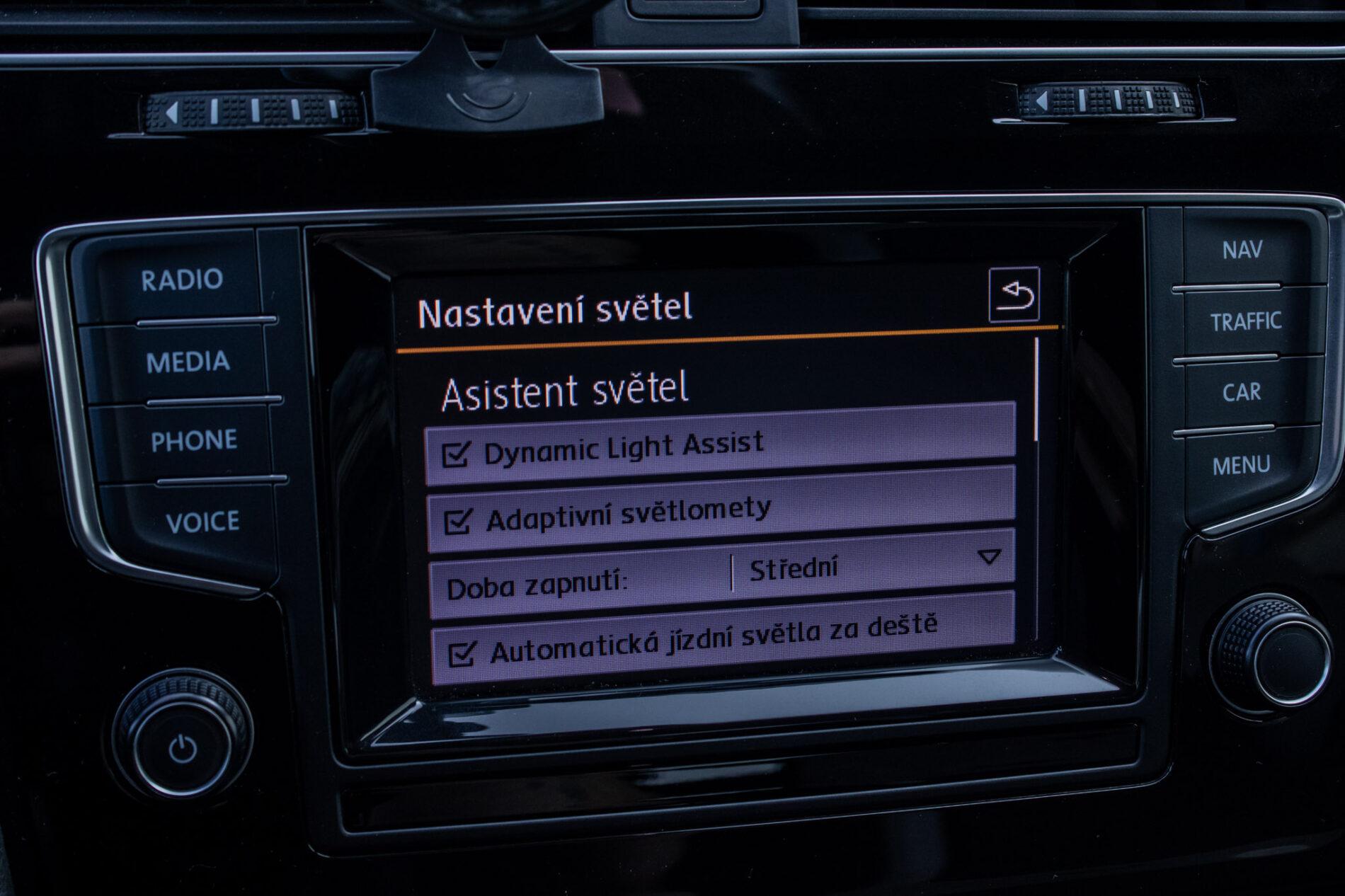 2015 Volkswagen Golf R, modrá hatchback, 136 476 km