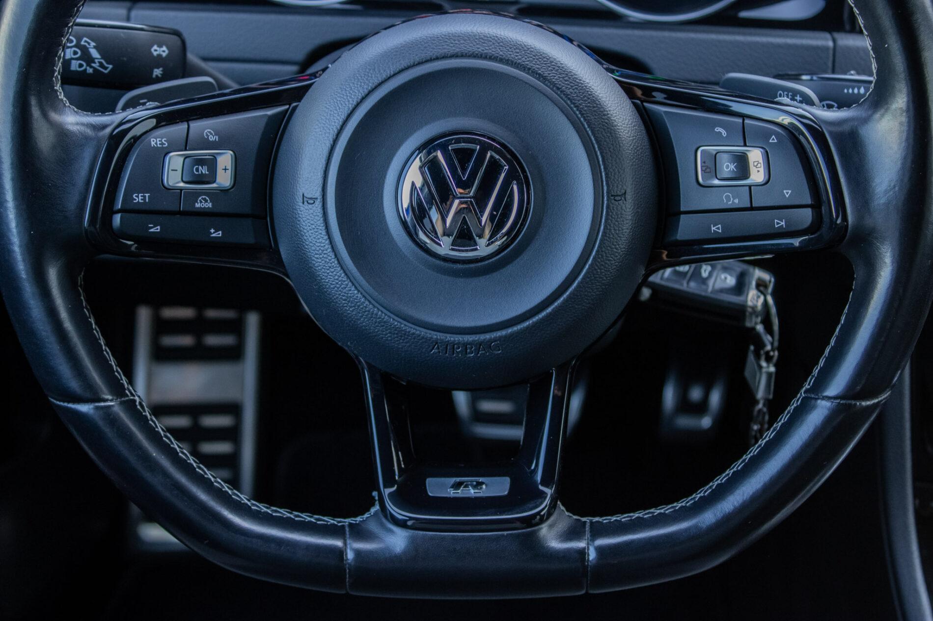 2015 Volkswagen Golf R, modrá hatchback, 136 476 km