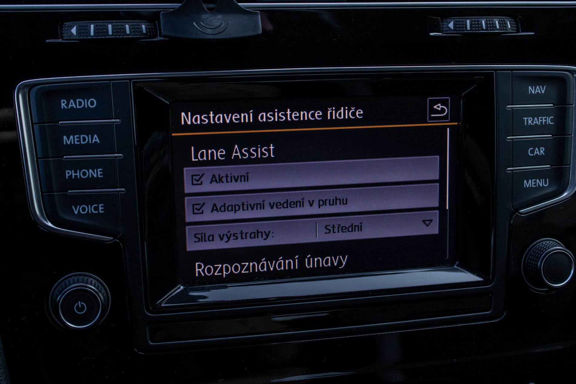 2015 Volkswagen Golf R, modrá hatchback, 136 476 km