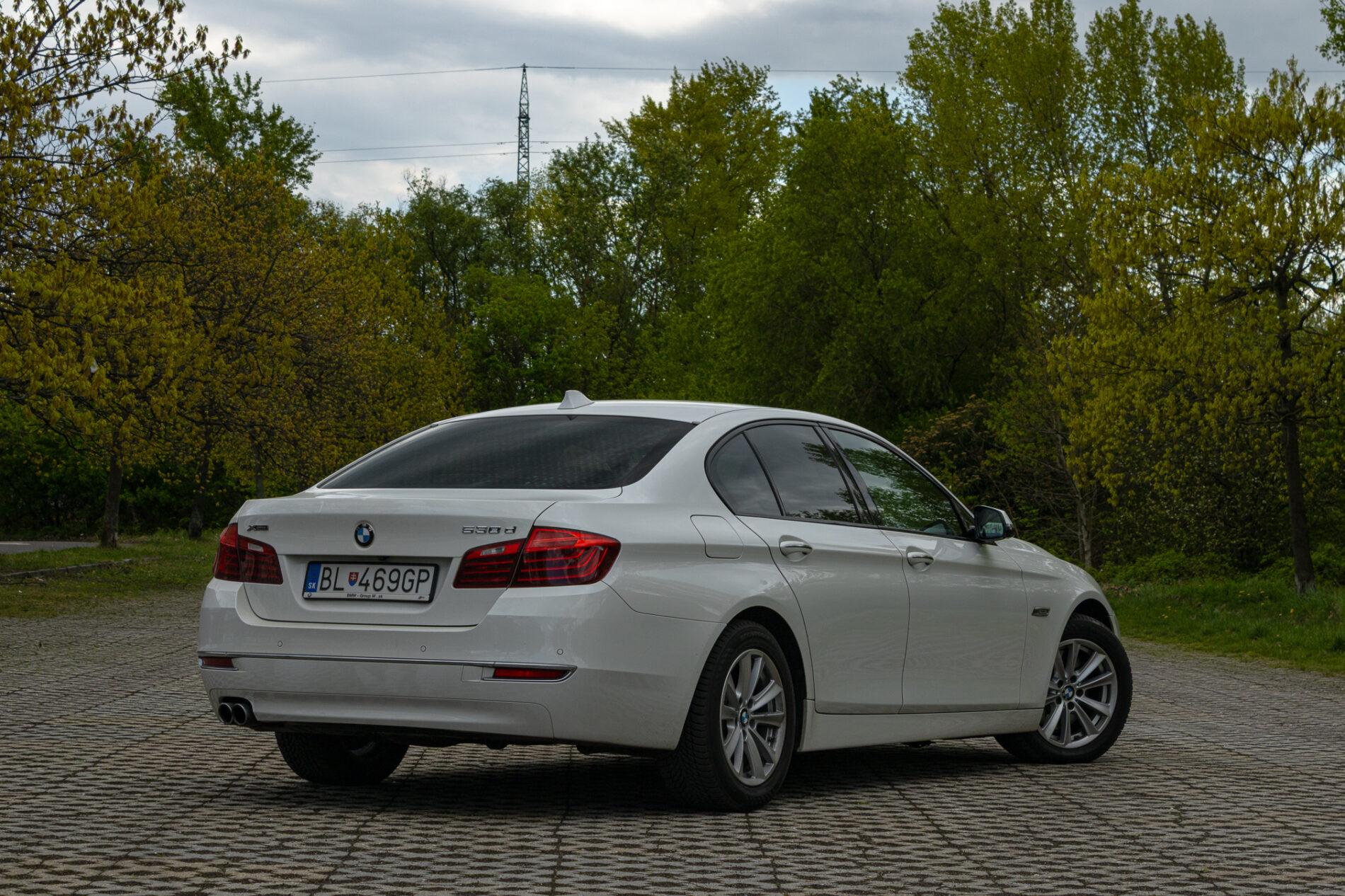 2013 BMW 530d, biela sedan, 300 588 km