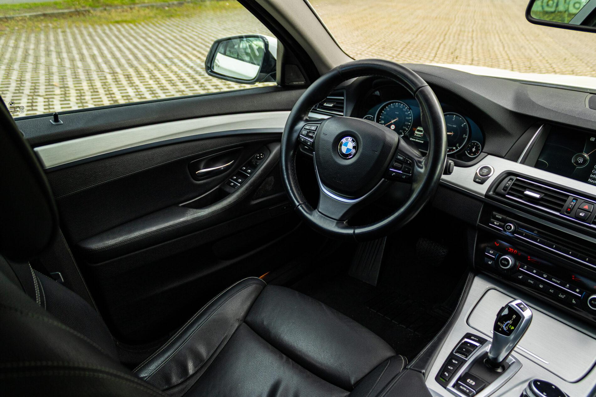 2013 BMW 530d, biela sedan, 300 588 km