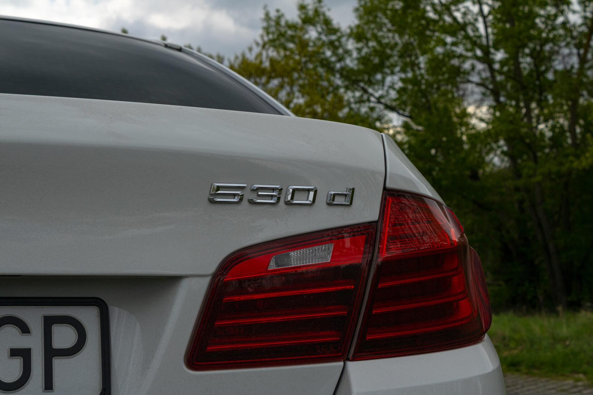 2013 BMW 530d, biela sedan, 300 588 km