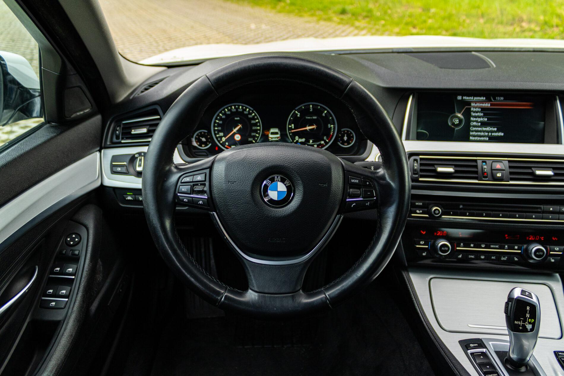 2013 BMW 530d, biela sedan, 300 588 km