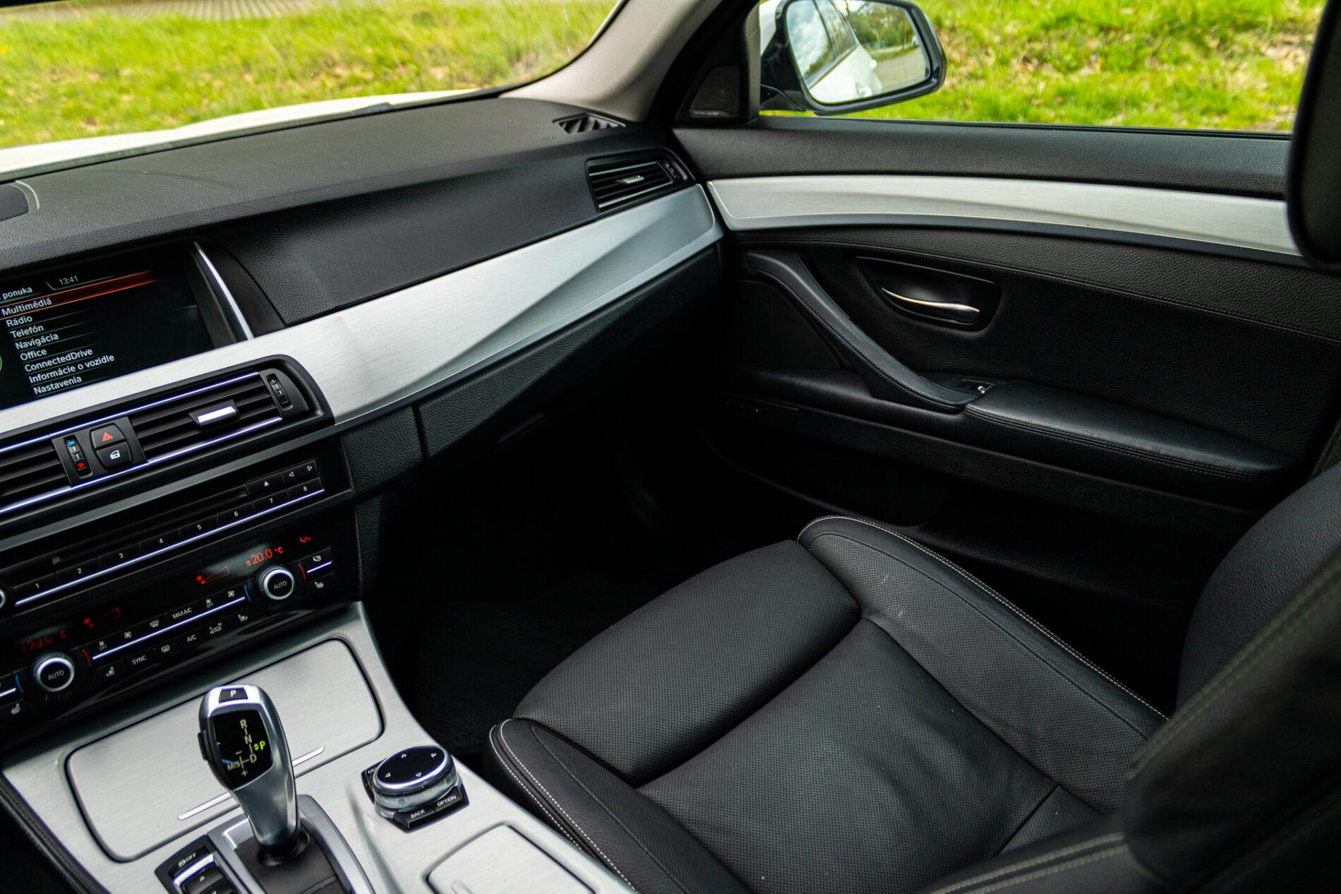 2013 BMW 530d, biela sedan, 300 588 km
