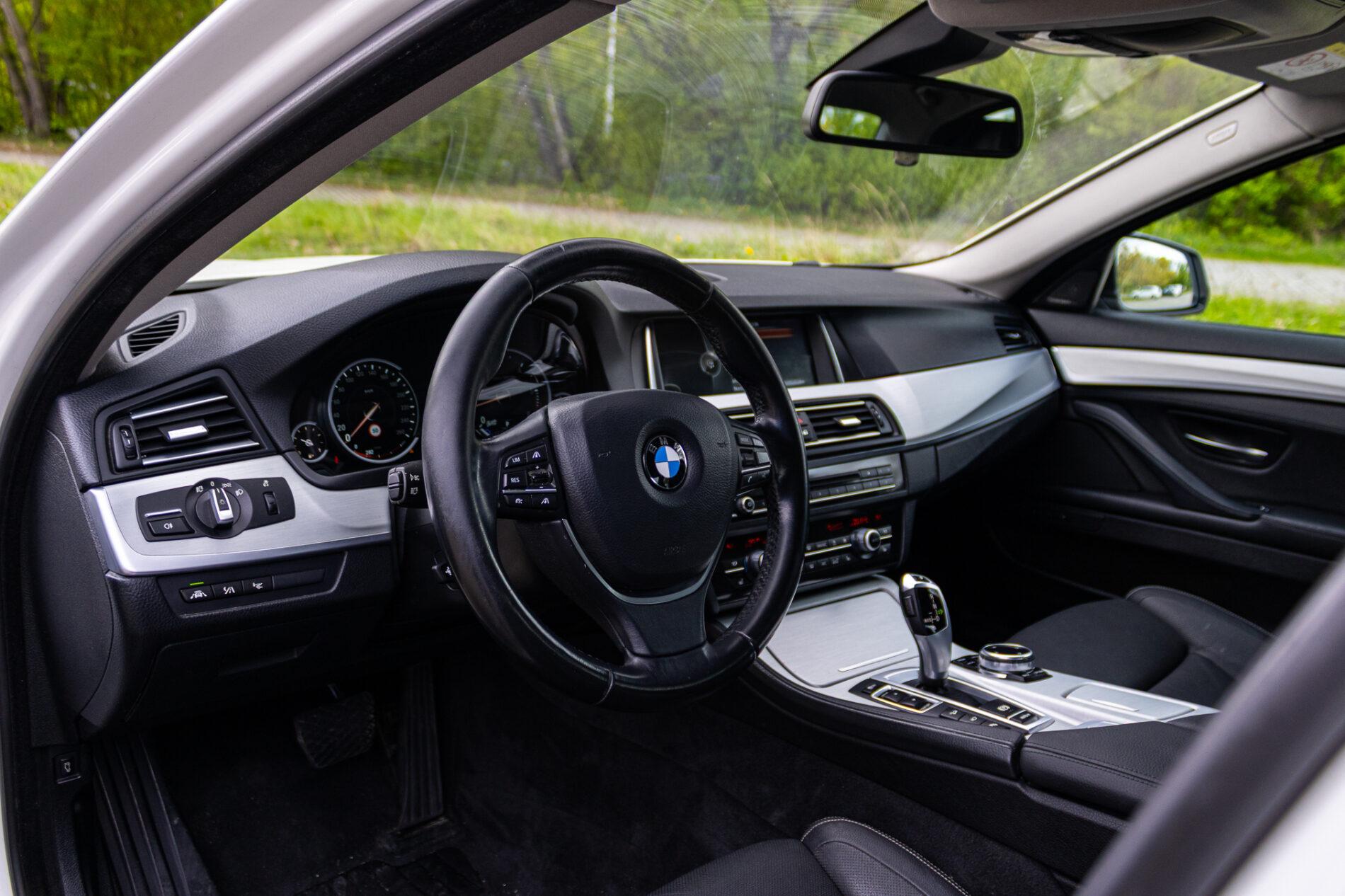 2013 BMW 530d, biela sedan, 300 588 km