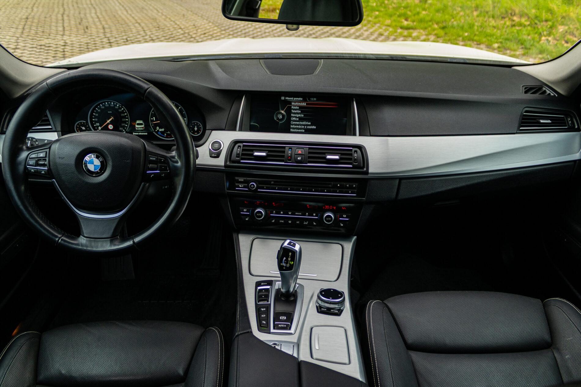 2013 BMW 530d, biela sedan, 300 588 km