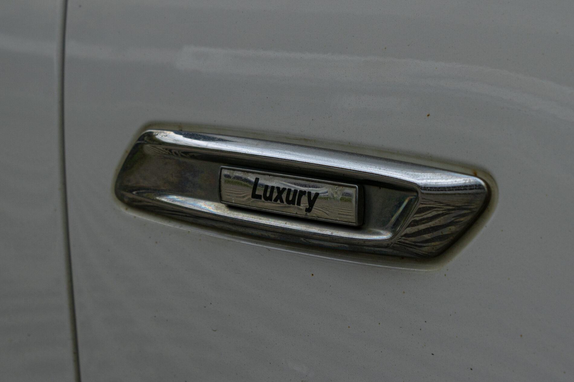 2013 BMW 530d, biela sedan, 300 588 km
