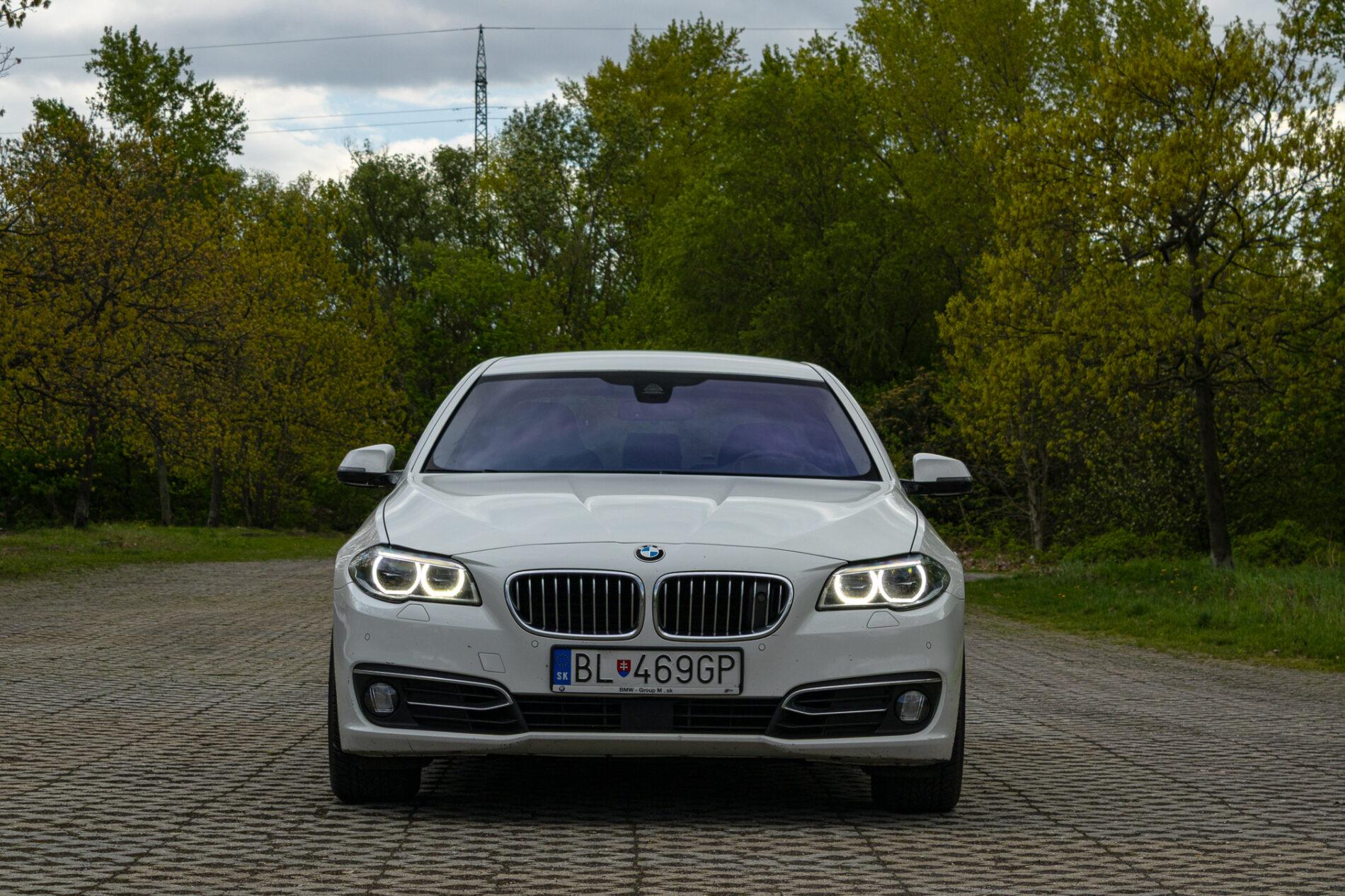 2013 BMW 530d, biela sedan, 300 588 km