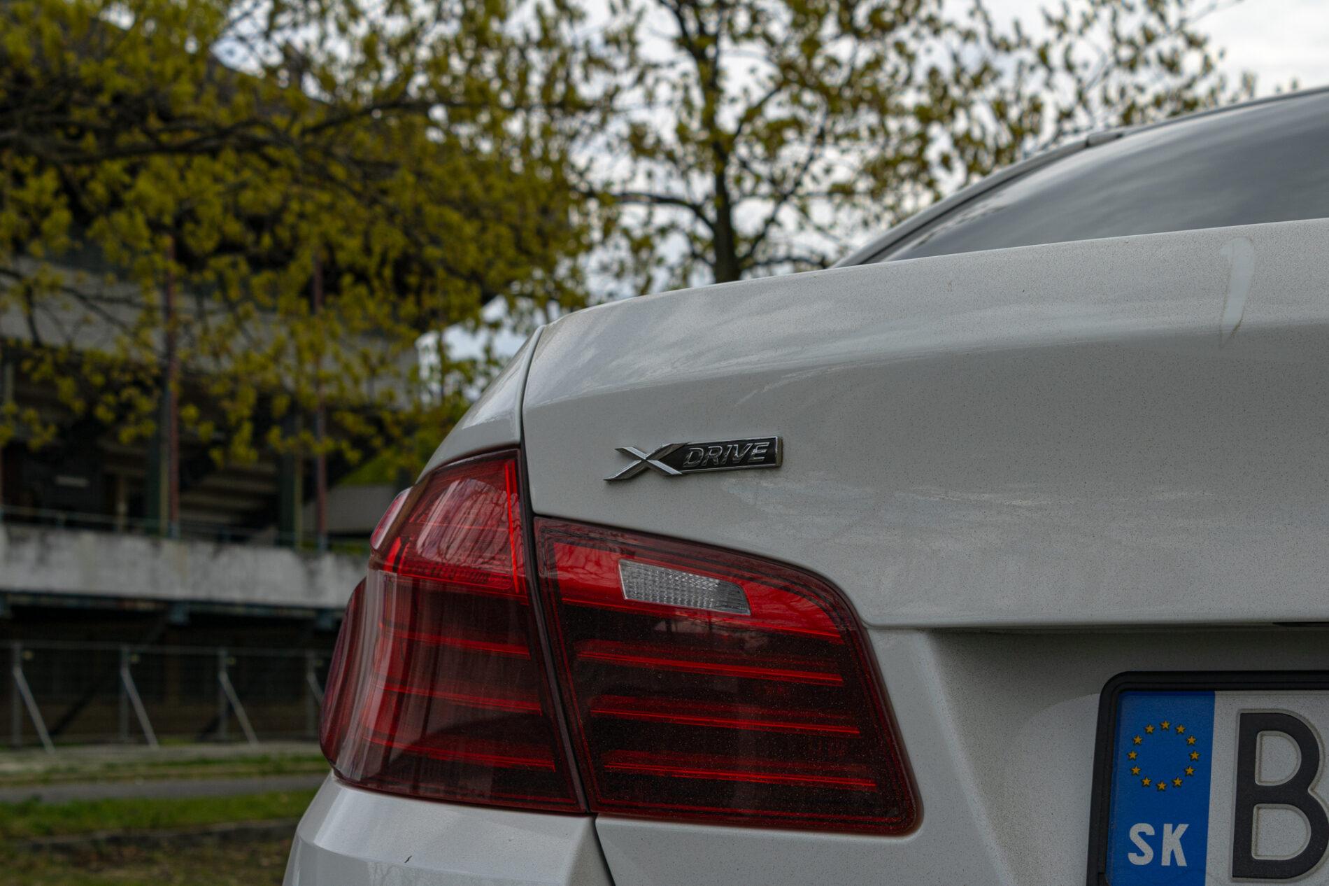 2013 BMW 530d, biela sedan, 300 588 km