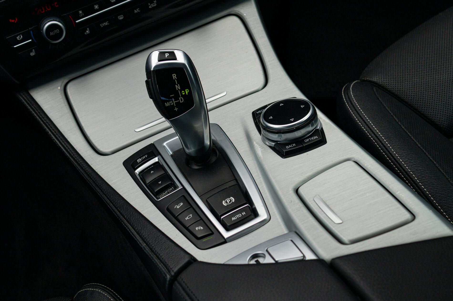 2013 BMW 530d, biela sedan, 300 588 km