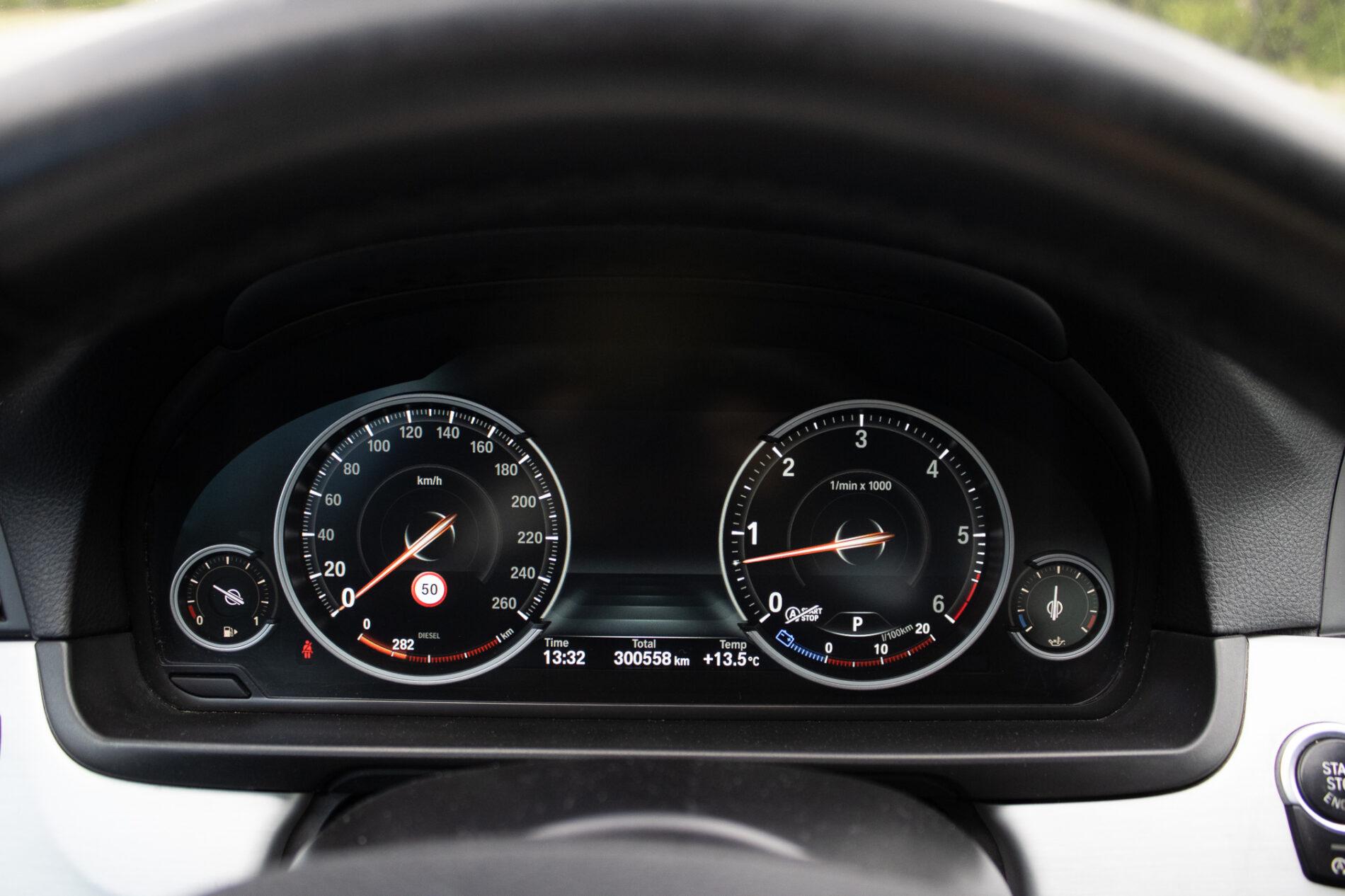 2013 BMW 530d, biela sedan, 300 588 km