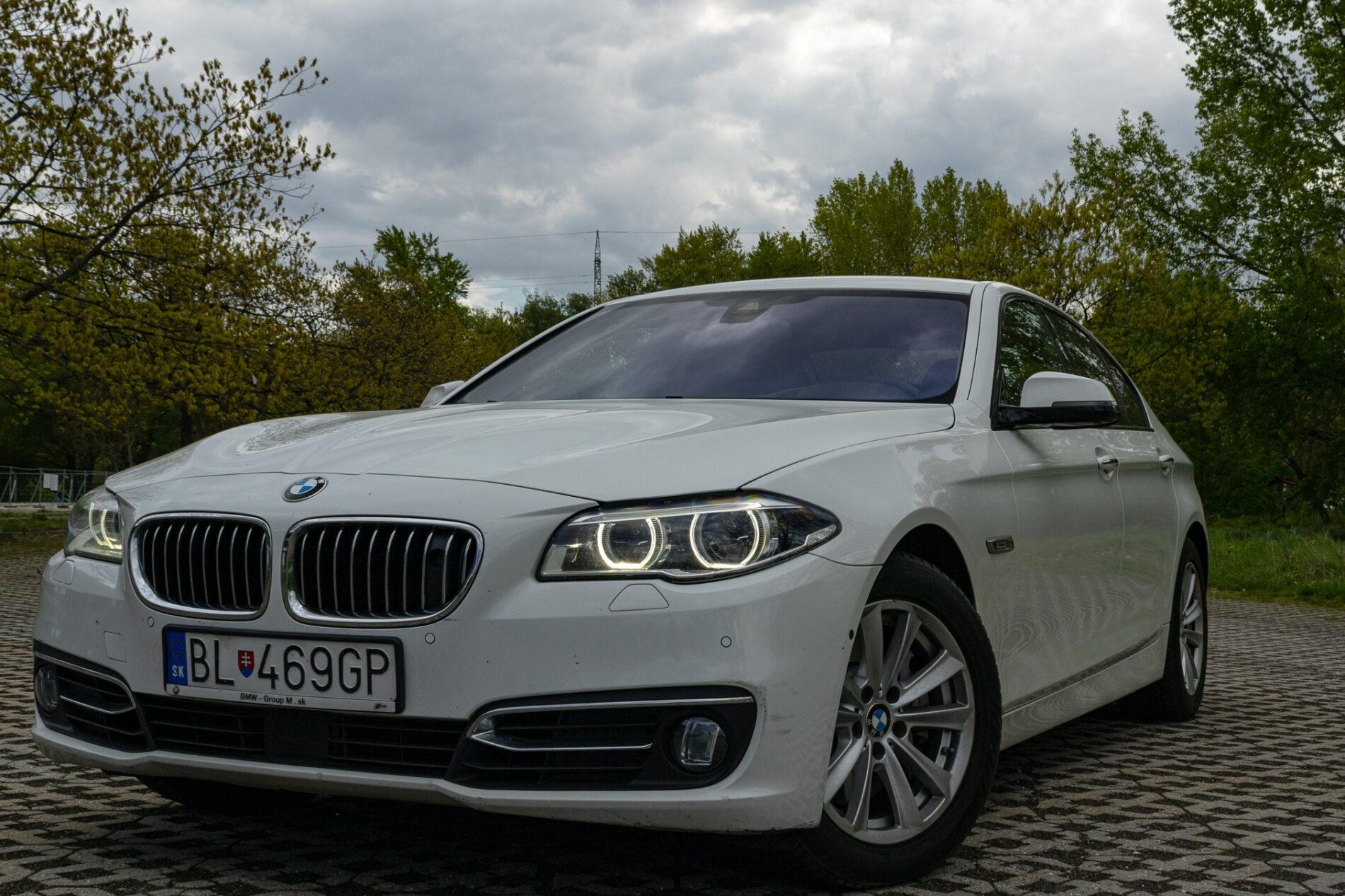 2013 BMW 530d, biela sedan, 300 588 km