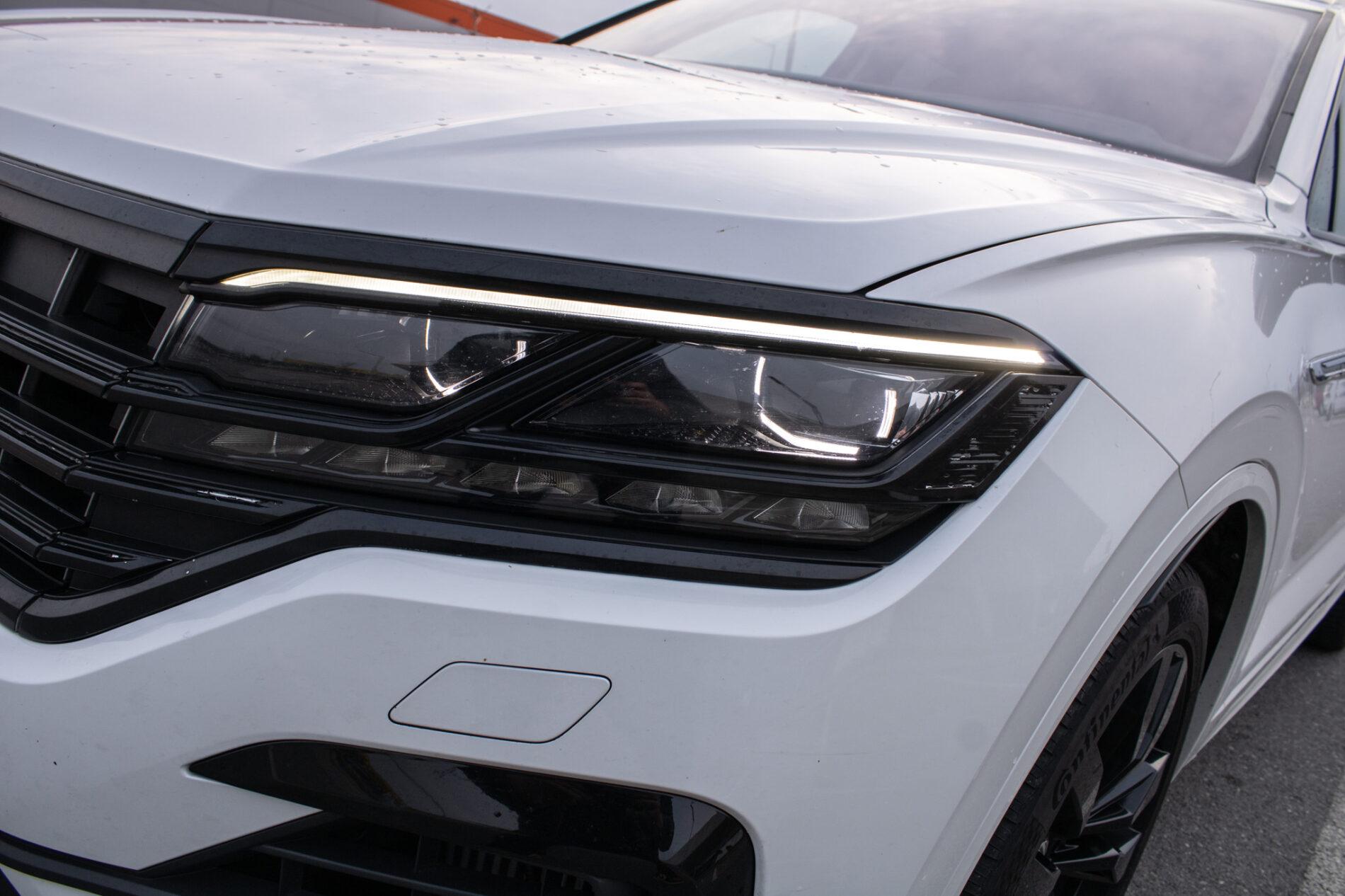 2019 Volkswagen Touareg, biela suv, 136 410 km