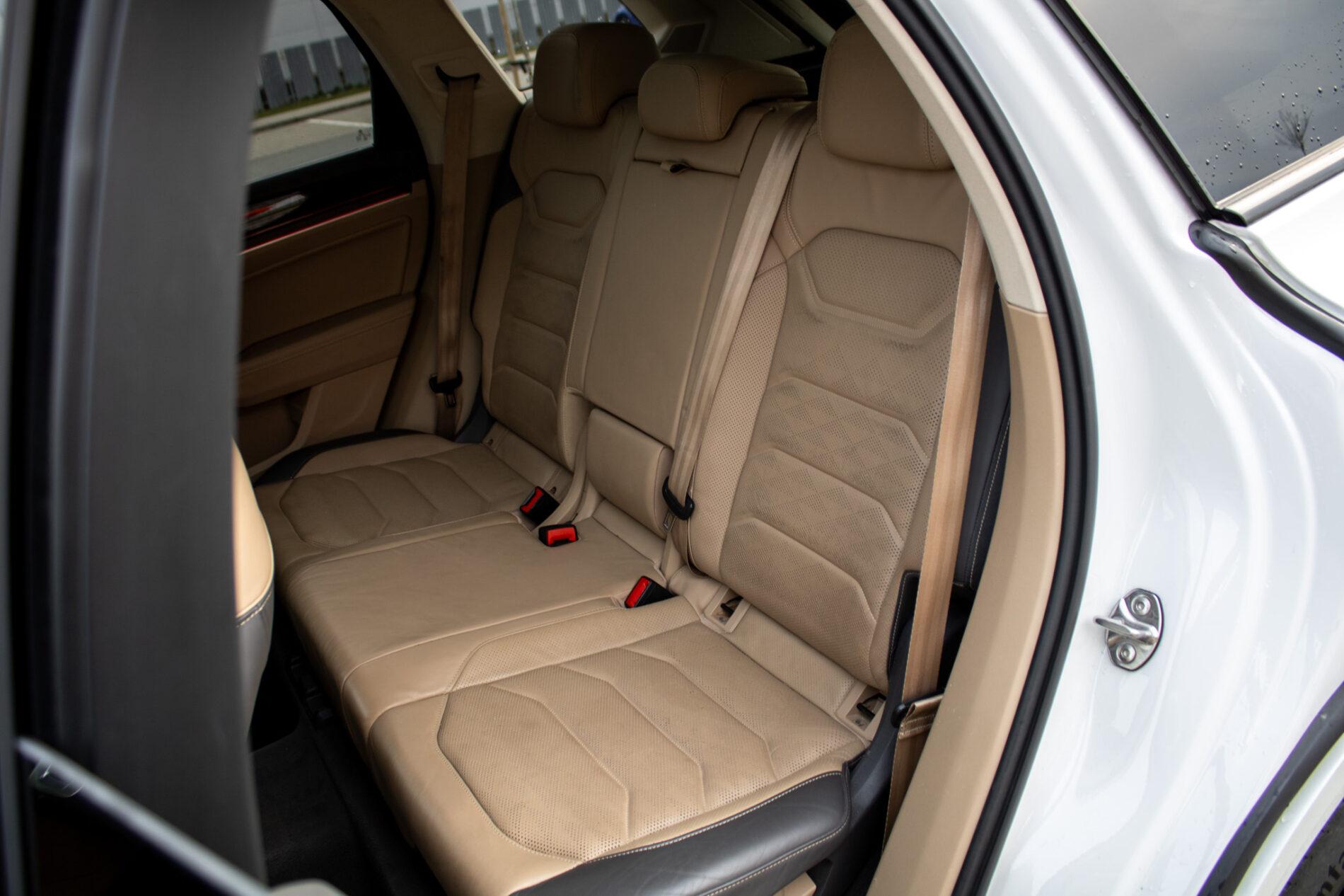 2019 Volkswagen Touareg, biela suv, 136 410 km