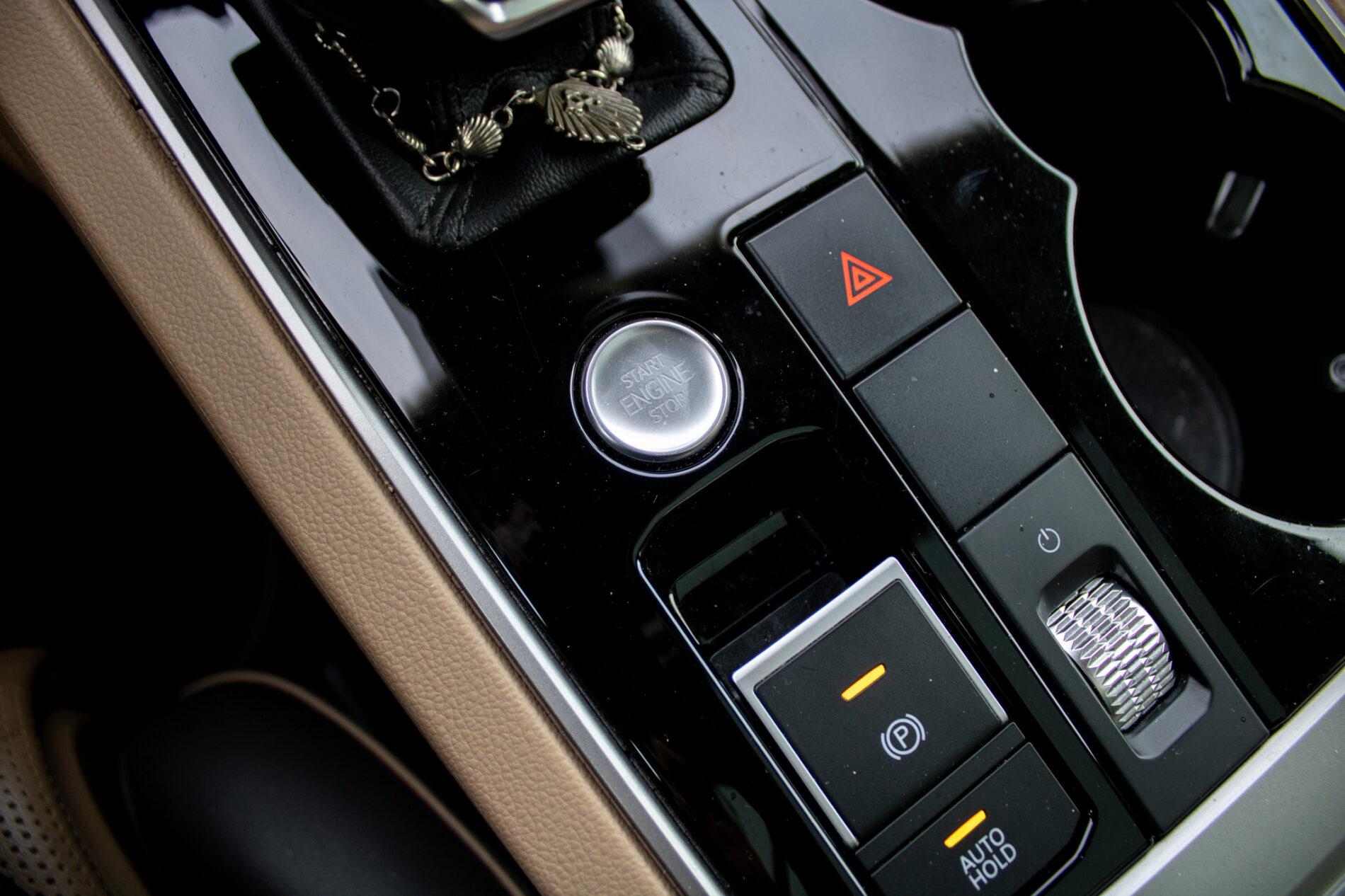 2019 Volkswagen Touareg, biela suv, 136 410 km