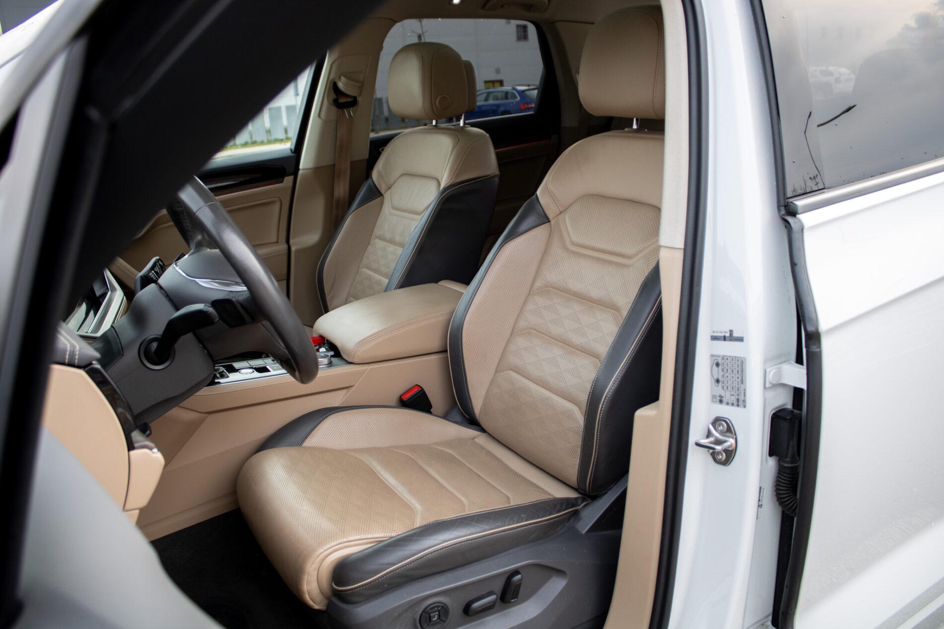 2019 Volkswagen Touareg, biela suv, 136 410 km