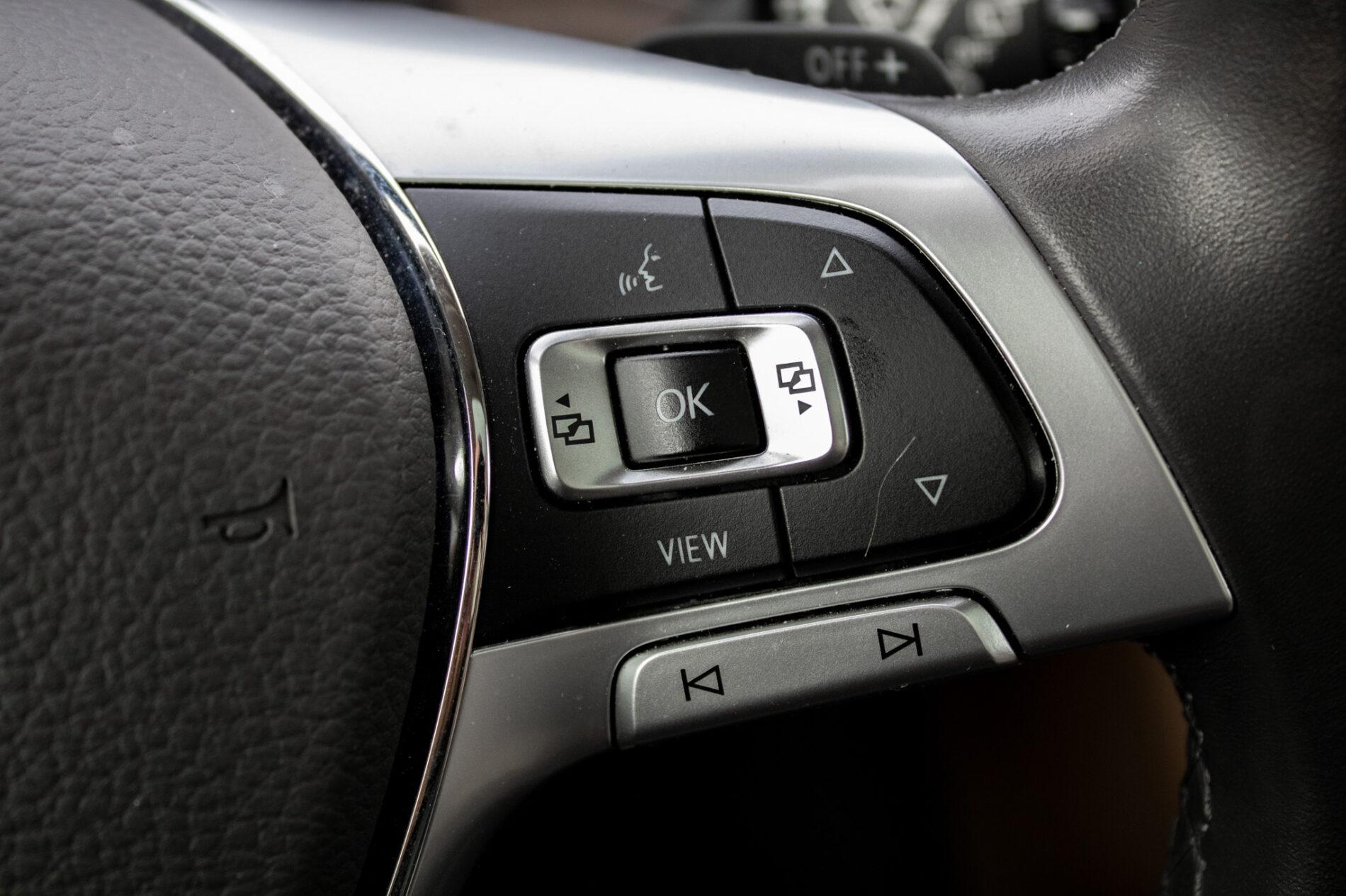 2019 Volkswagen Touareg, biela suv, 136 410 km