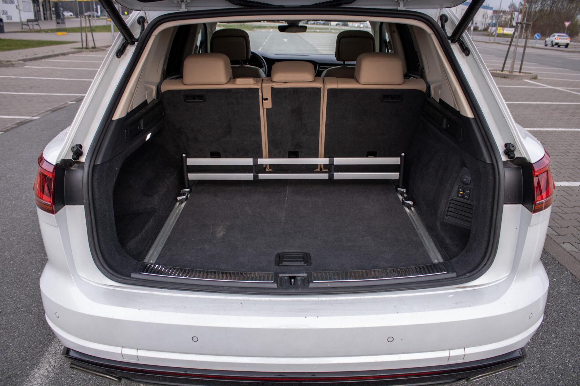 2019 Volkswagen Touareg, biela suv, 136 410 km