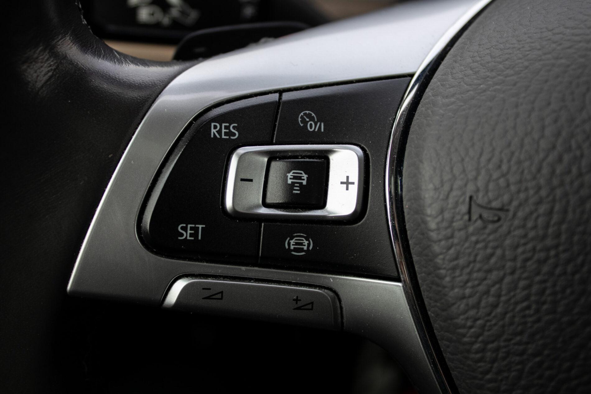 2019 Volkswagen Touareg, biela suv, 136 410 km