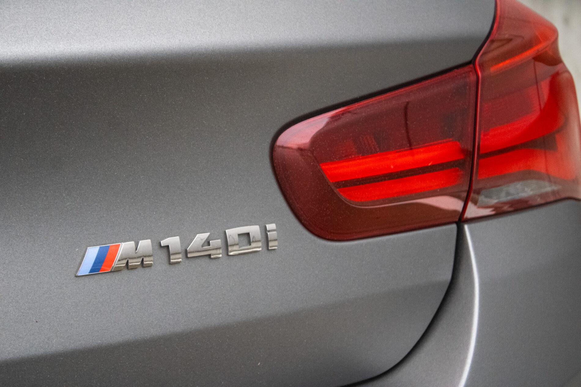 2018 BMW M140i, sivá hatchback, 144 720 km