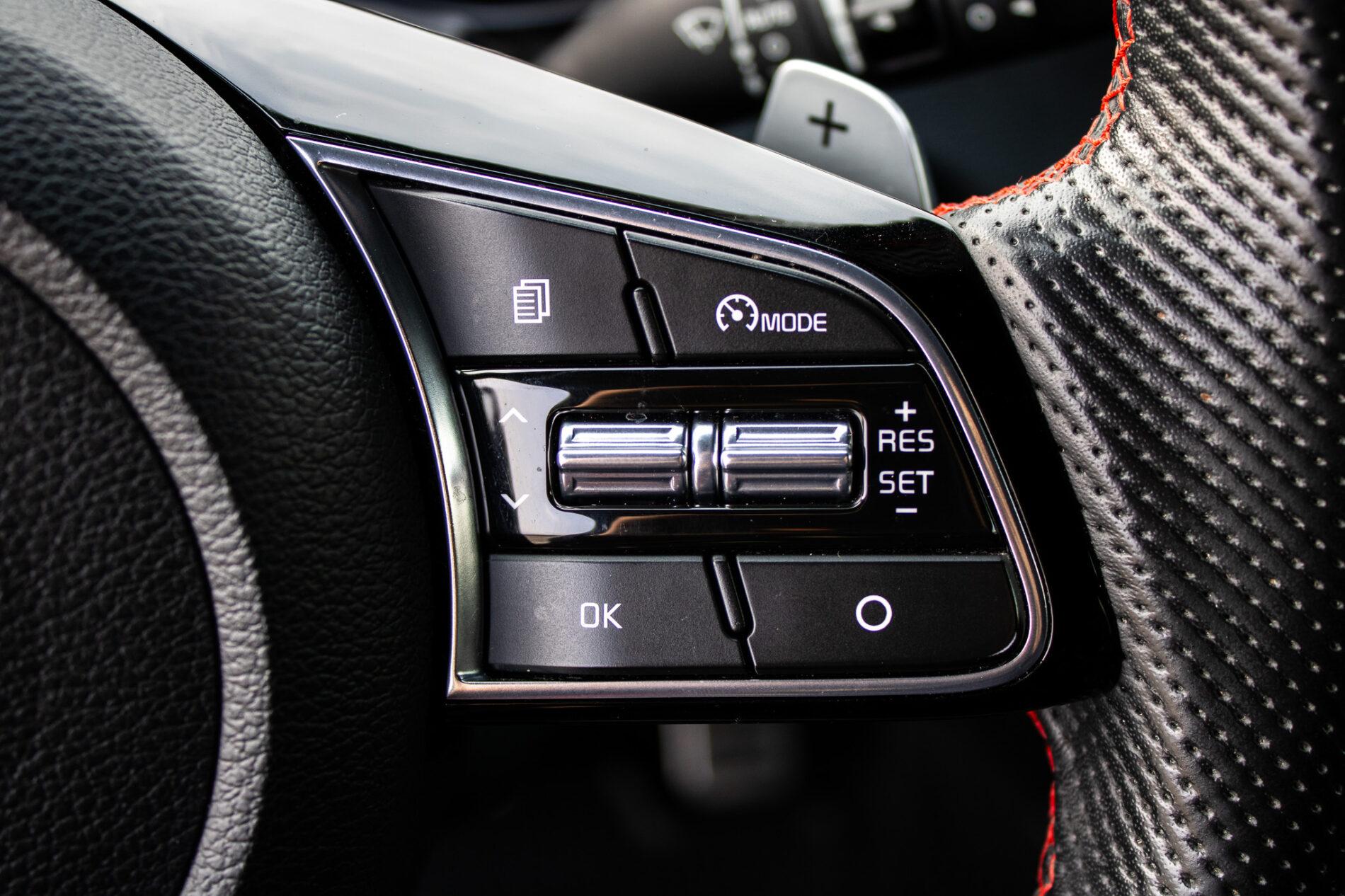 2019 Kia ProCeed GT, biela hatchback, 115 981 km