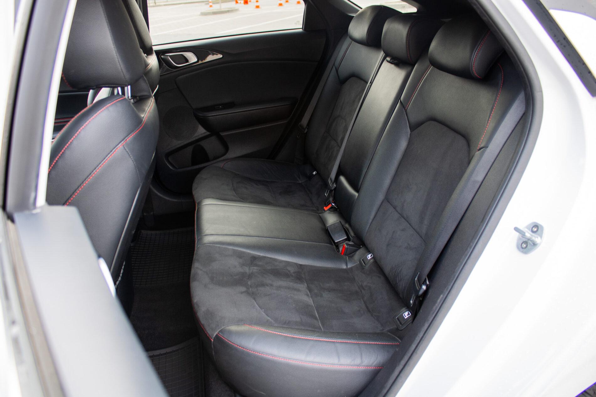 2019 Kia ProCeed GT, biela hatchback, 115 981 km