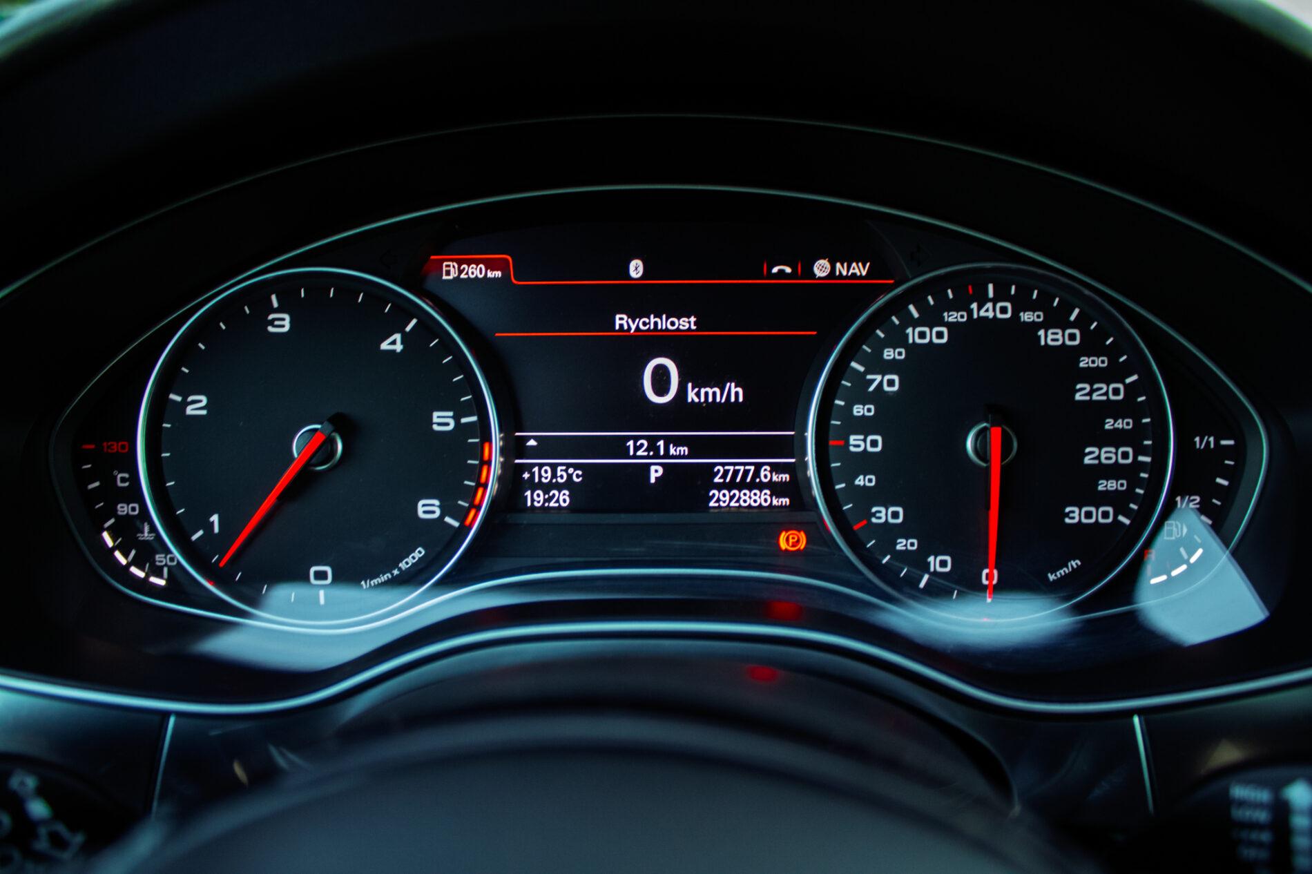 2013 AUDI A6, sivá kombi, 292 886 km